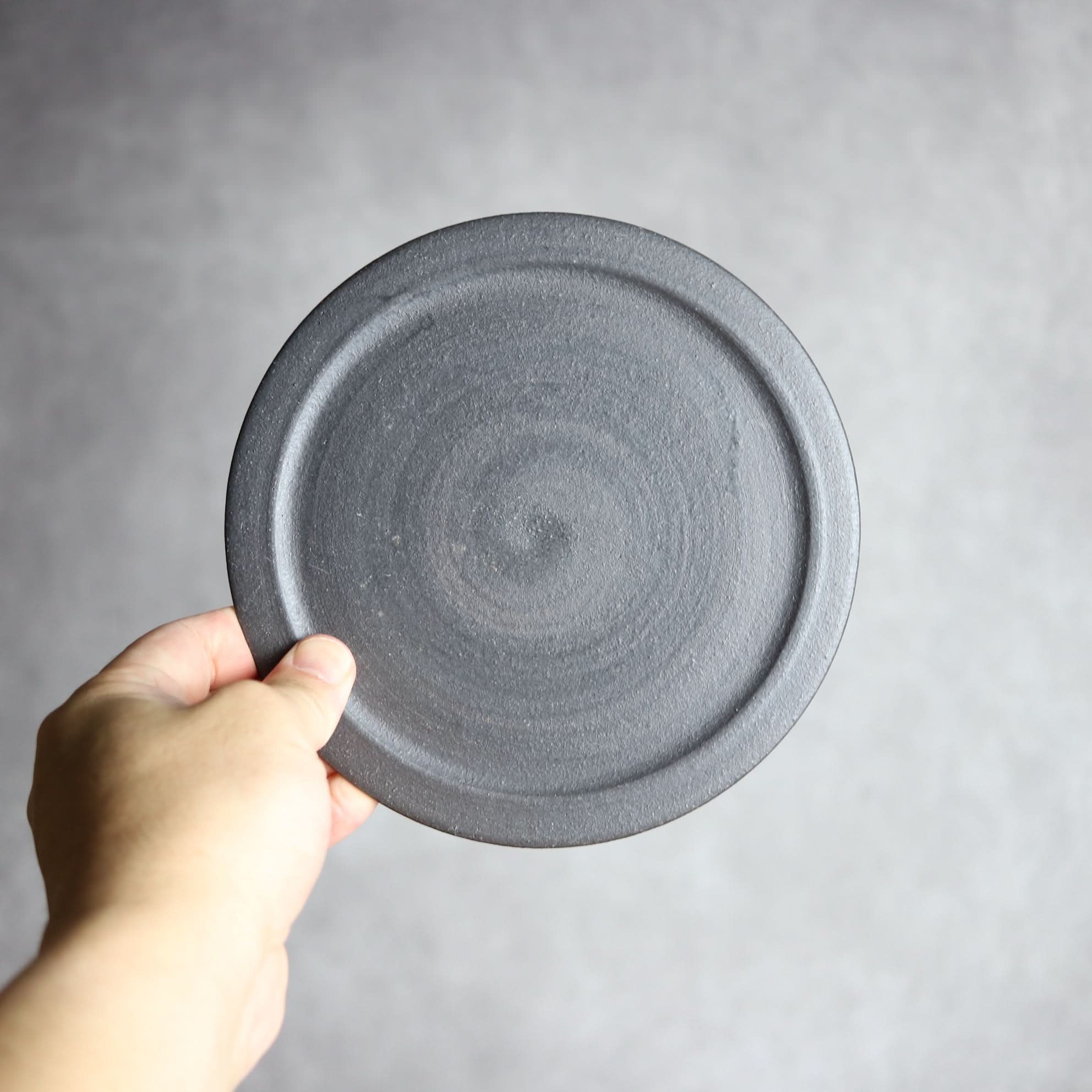 5寸平皿1 黒釉 やちむん 陶器 陶と厨子甕 ひ窯 やちむん 陶器.