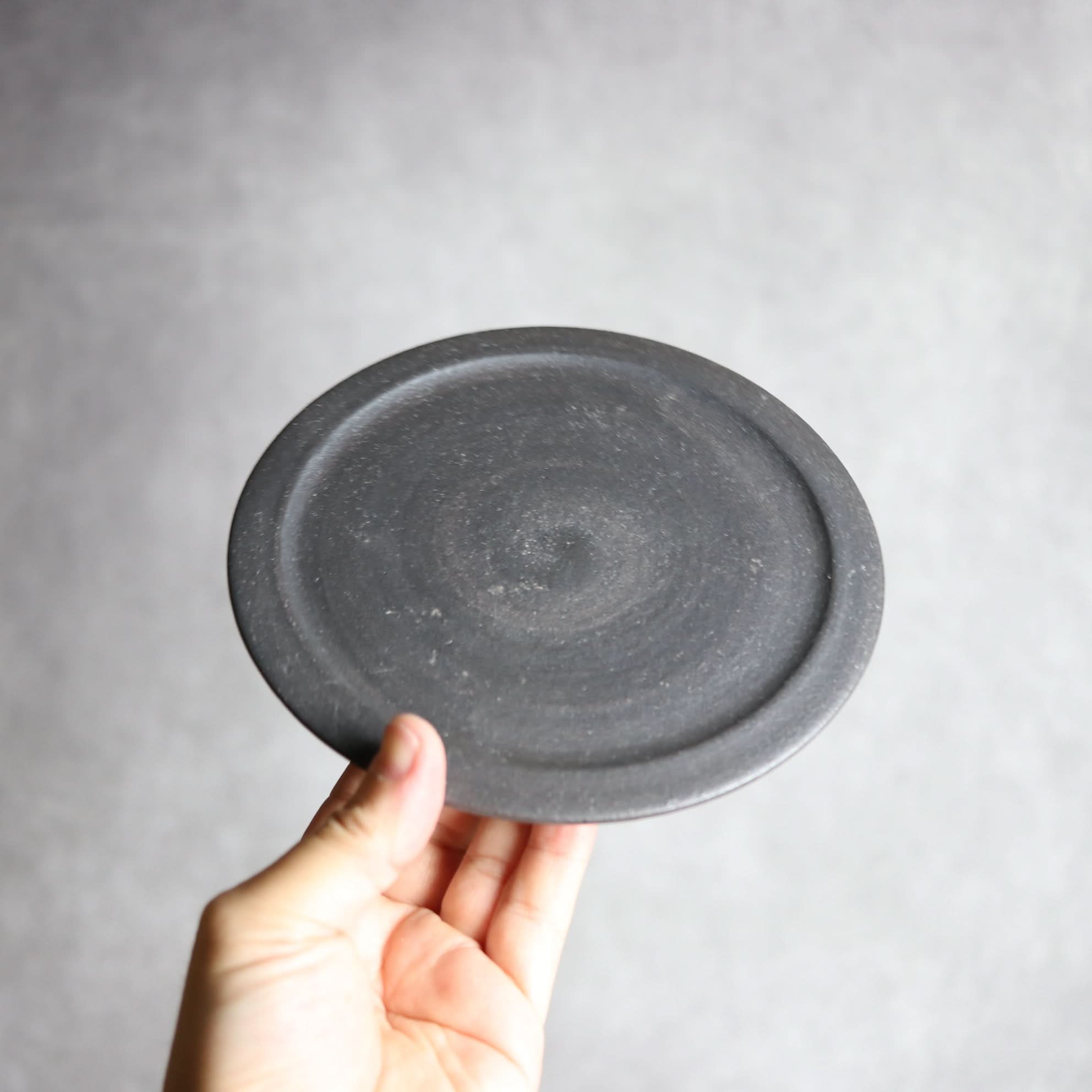 5寸平皿1 黒釉 やちむん 陶器 陶と厨子甕 ひ窯 やちむん 陶器.