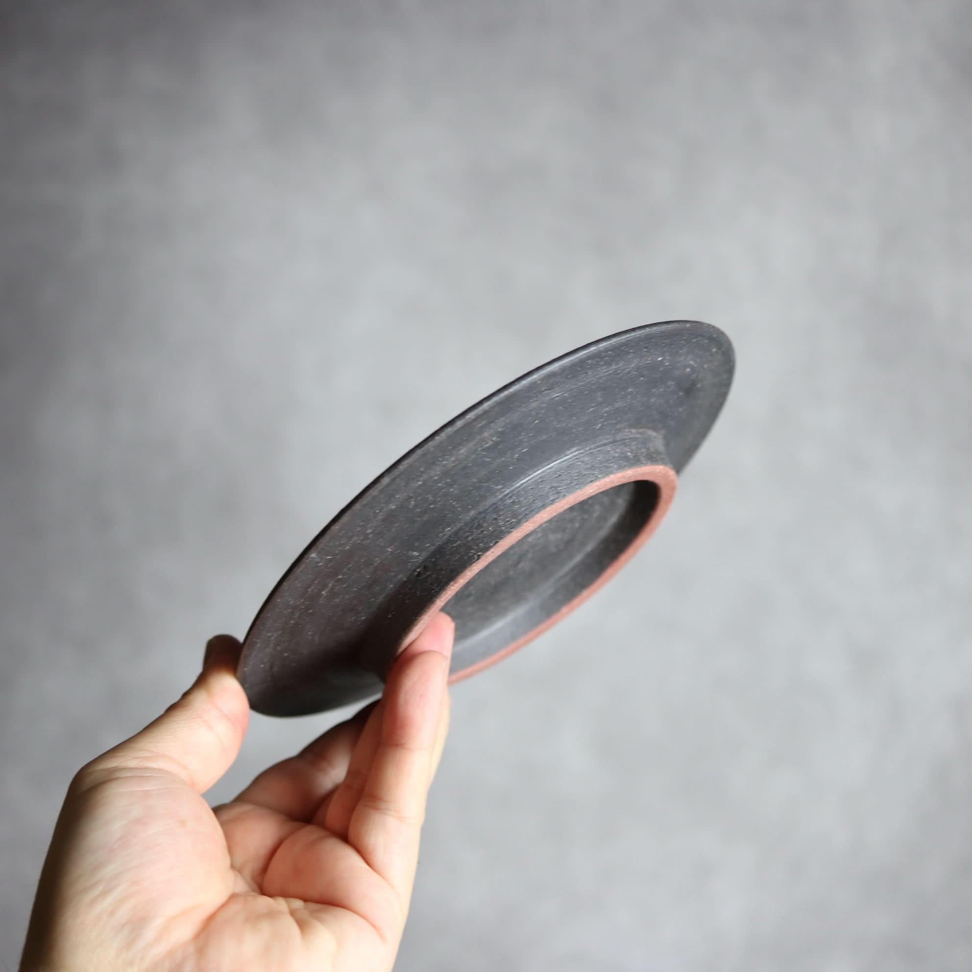 5寸平皿1 黒釉 やちむん 陶器 陶と厨子甕 ひ窯 やちむん 陶器.