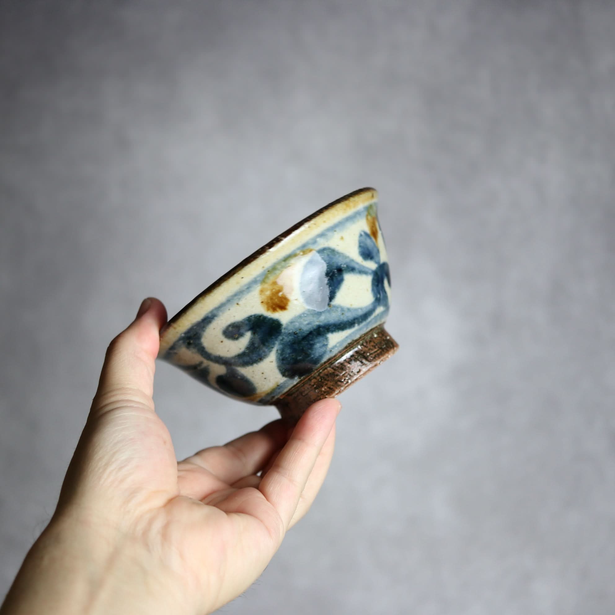 4寸マカイ 紺 茶 唐草柄 やちむん 陶器 陶芸こまがた やちむん 陶器.