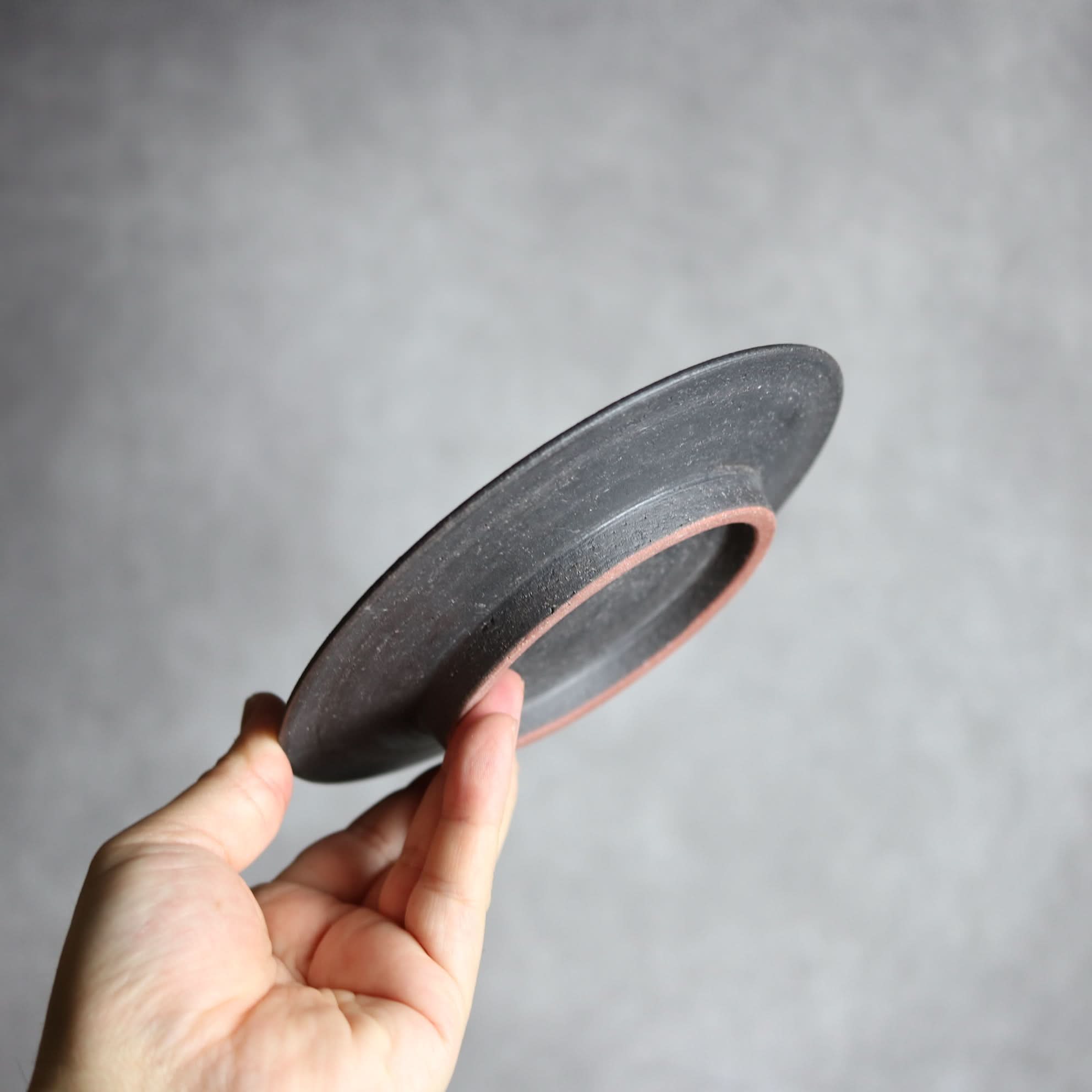 5寸平皿1 黒釉 やちむん 陶器 陶と厨子甕 ひ窯 やちむん 陶器.