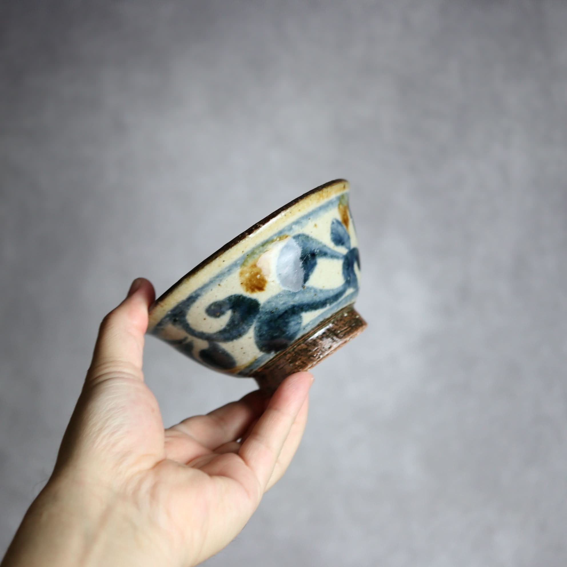 4寸マカイ 紺 茶 デイゴ柄 やちむん 陶器 陶芸こまがた やちむん 陶器.