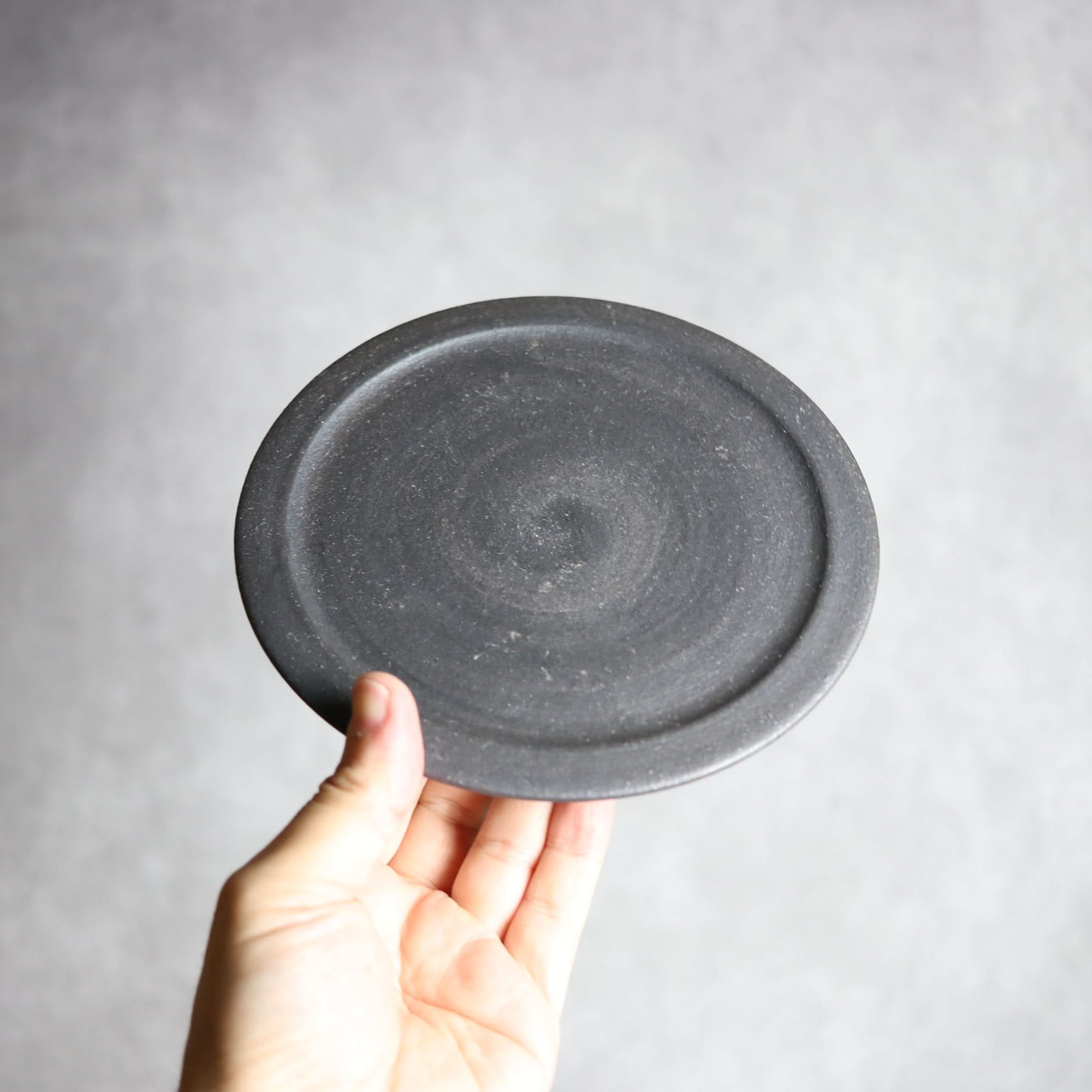 5寸平皿1 黒釉 やちむん 陶器 陶と厨子甕 ひ窯 やちむん 陶器.