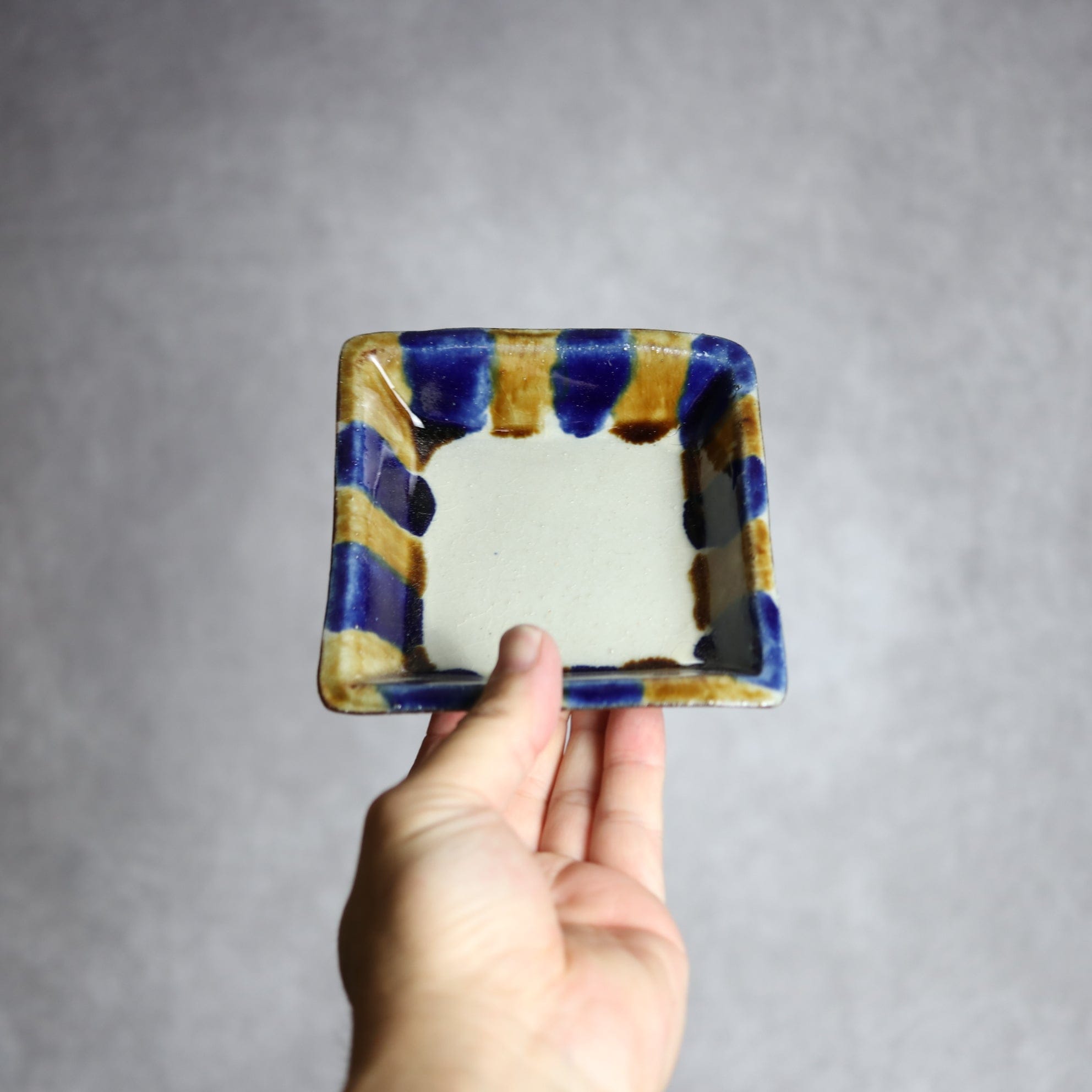 角皿1 飴 呉須釉 やちむん 陶器 漂窯 陶器.