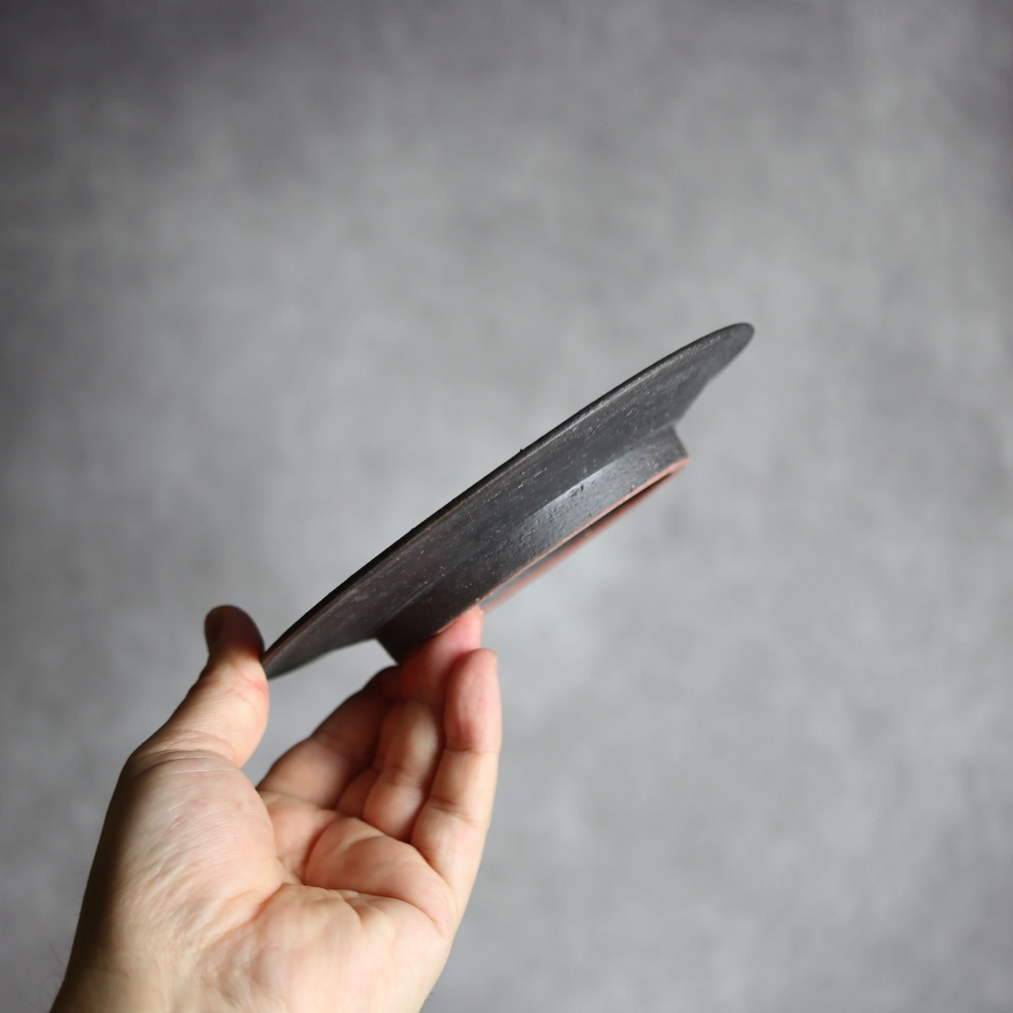 5寸平皿1 黒釉 やちむん 陶器 陶と厨子甕 ひ窯 やちむん 陶器.