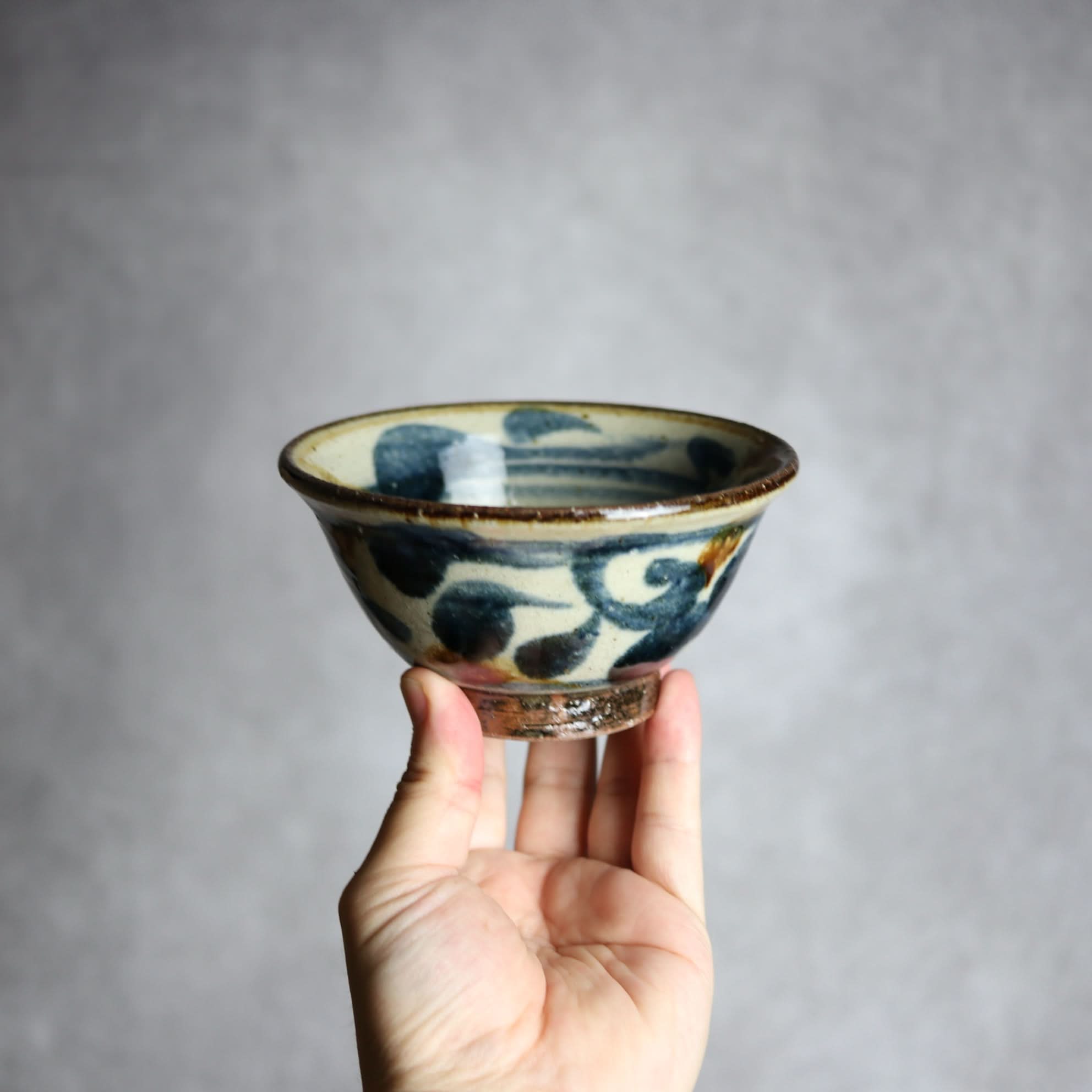 4寸マカイ 紺 茶 唐草柄 やちむん 陶器 陶芸こまがた やちむん 陶器.