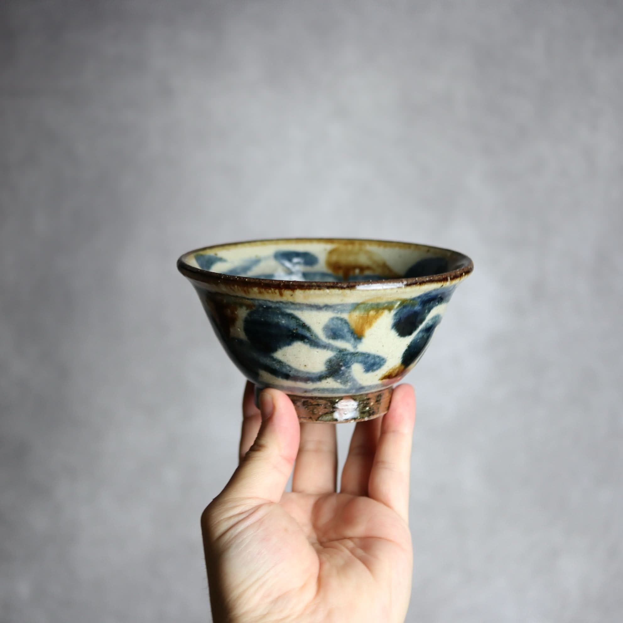 4寸マカイ 紺 茶 唐草柄 やちむん 陶器 陶芸こまがた やちむん 陶器.
