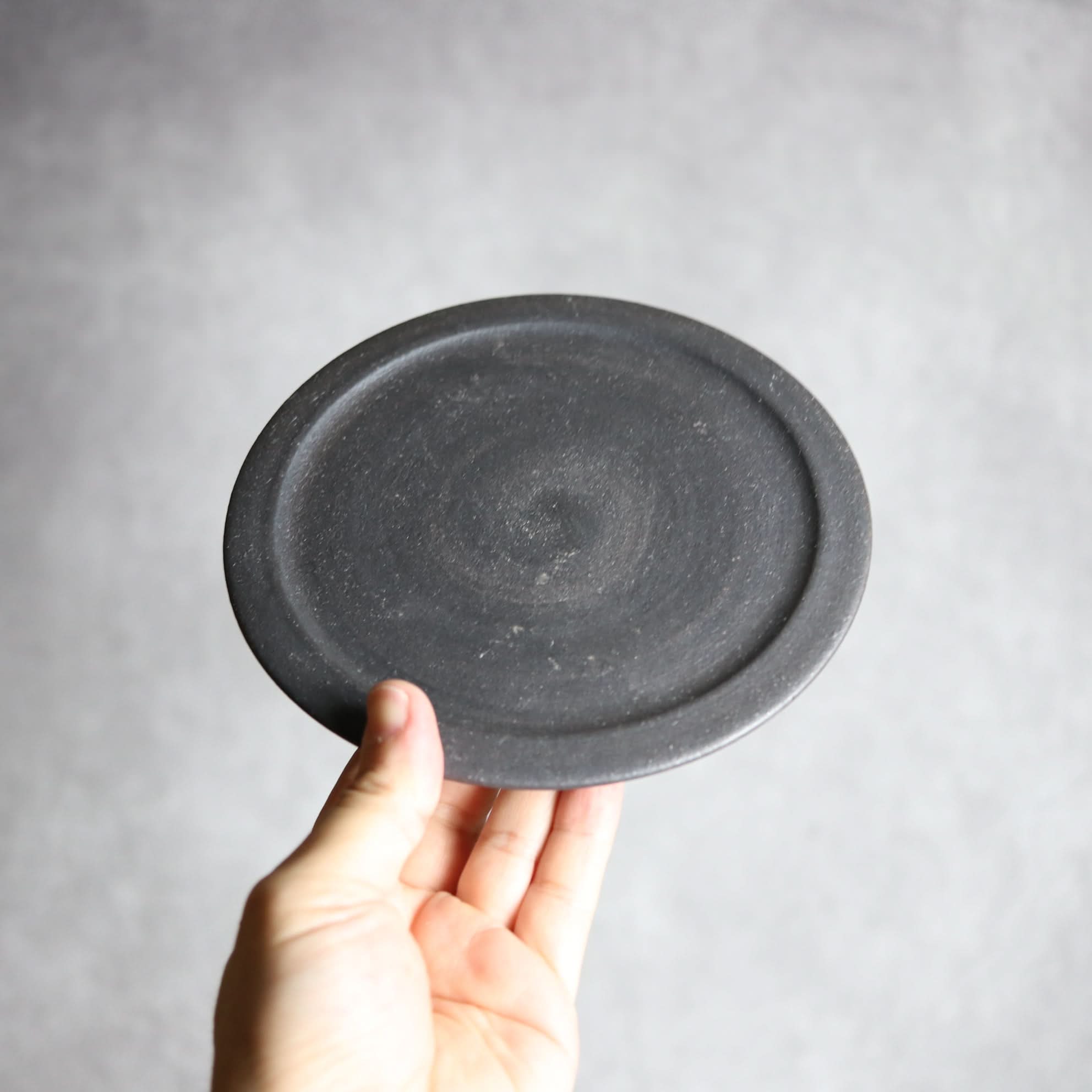5寸平皿1 黒釉 やちむん 陶器 陶と厨子甕 ひ窯 やちむん 陶器.