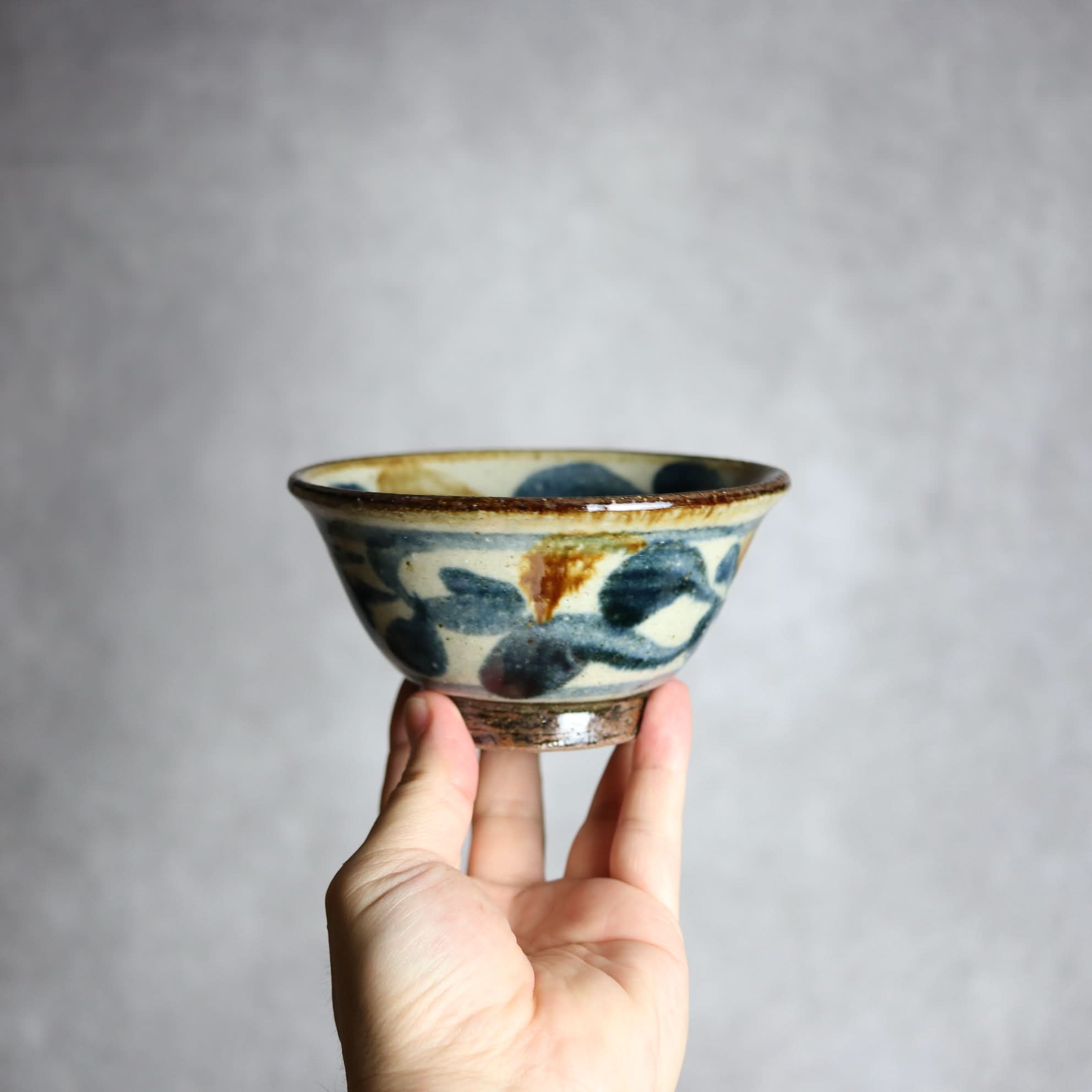 4寸マカイ 紺 茶 唐草柄 やちむん 陶器 陶芸こまがた やちむん 陶器.