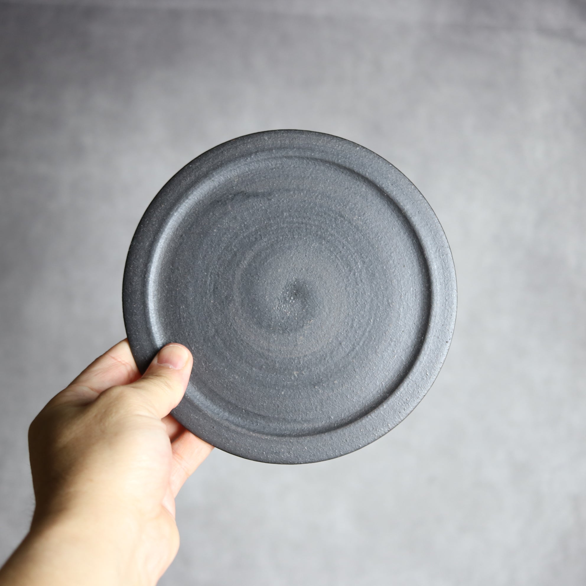 陶と厨子甕 ひ窯 - 5寸平皿1 黒釉 やちむん 陶器 陶と厨子甕 ひ窯 - mundasui