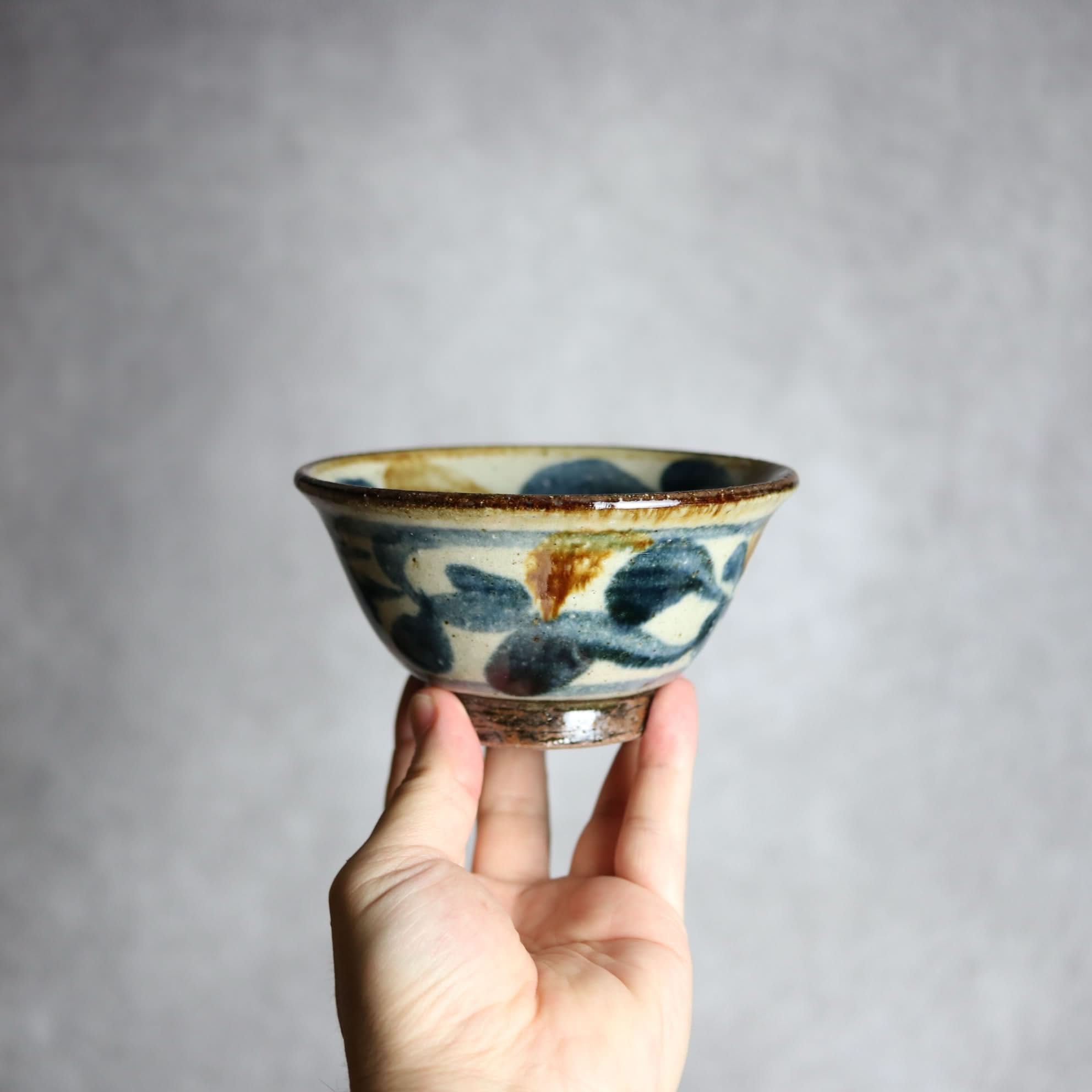 4寸マカイ 紺 茶 唐草柄 やちむん 陶器 陶芸こまがた やちむん 陶器.