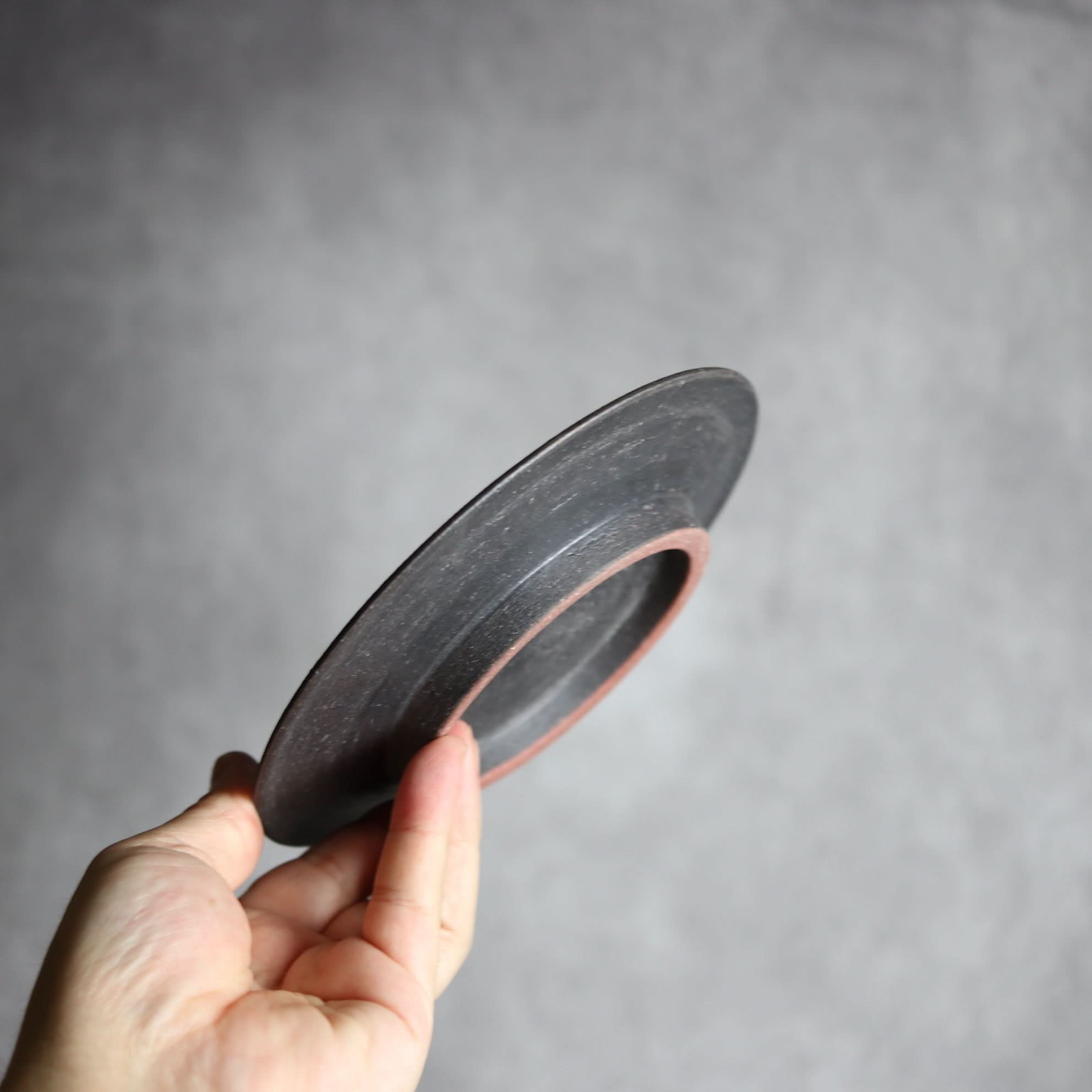 5寸平皿1 黒釉 やちむん 陶器 陶と厨子甕 ひ窯 やちむん 陶器.