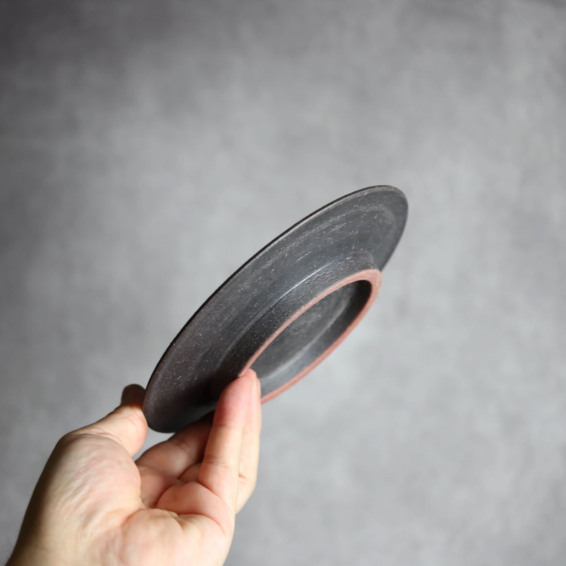 5寸平皿1 黒釉 やちむん 陶器 陶と厨子甕 ひ窯 やちむん 陶器.