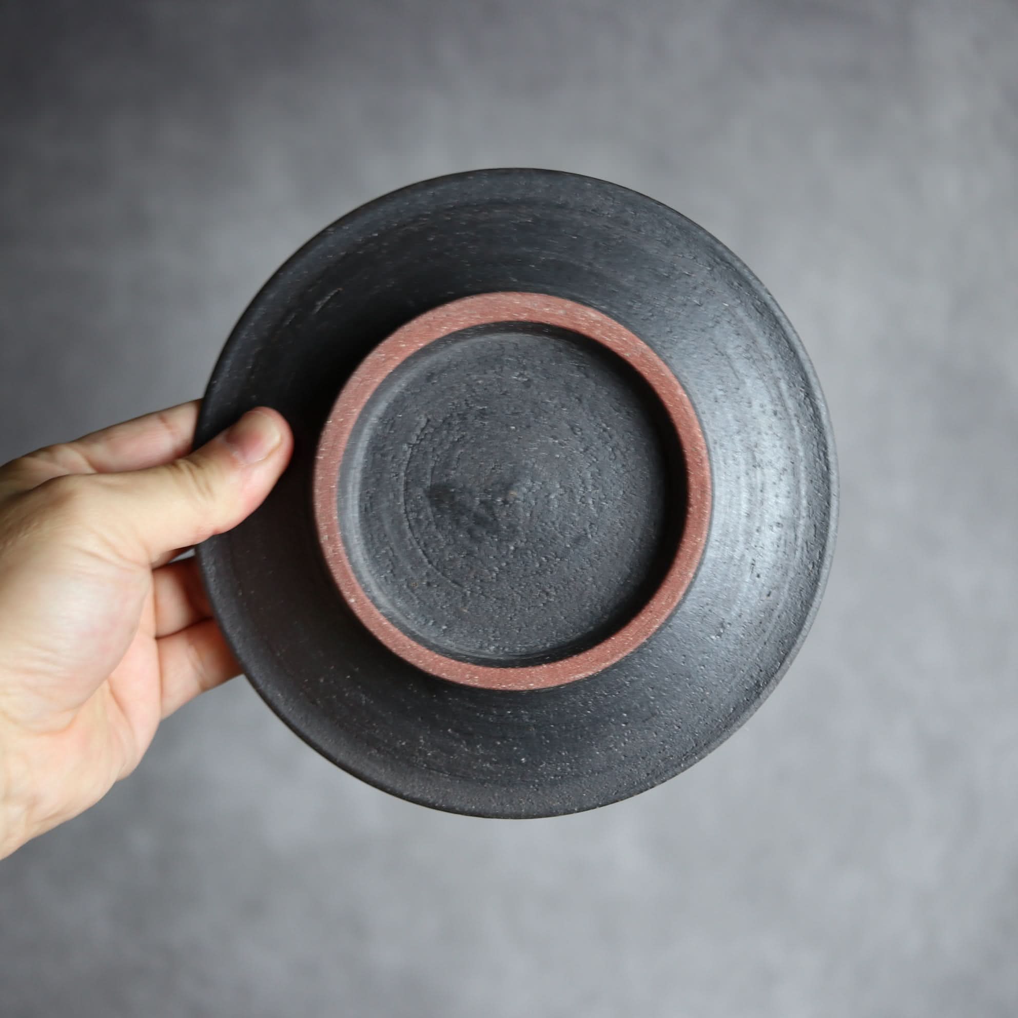 5寸平皿1 黒釉 やちむん 陶器 陶と厨子甕 ひ窯 やちむん 陶器.