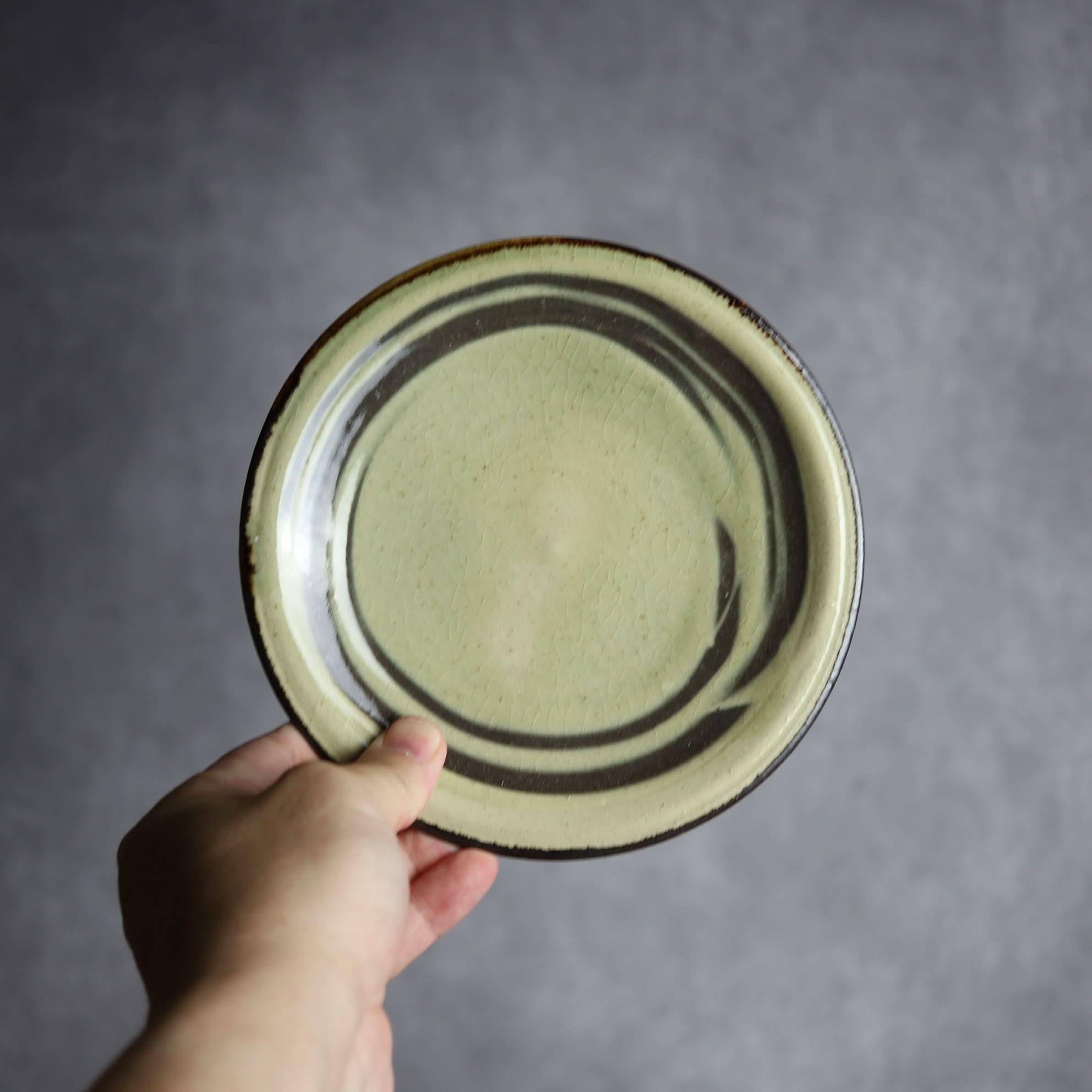 5寸皿1 灰釉 指描 やちむん 陶器 陶と厨子甕 ひ窯 やちむん 陶器.