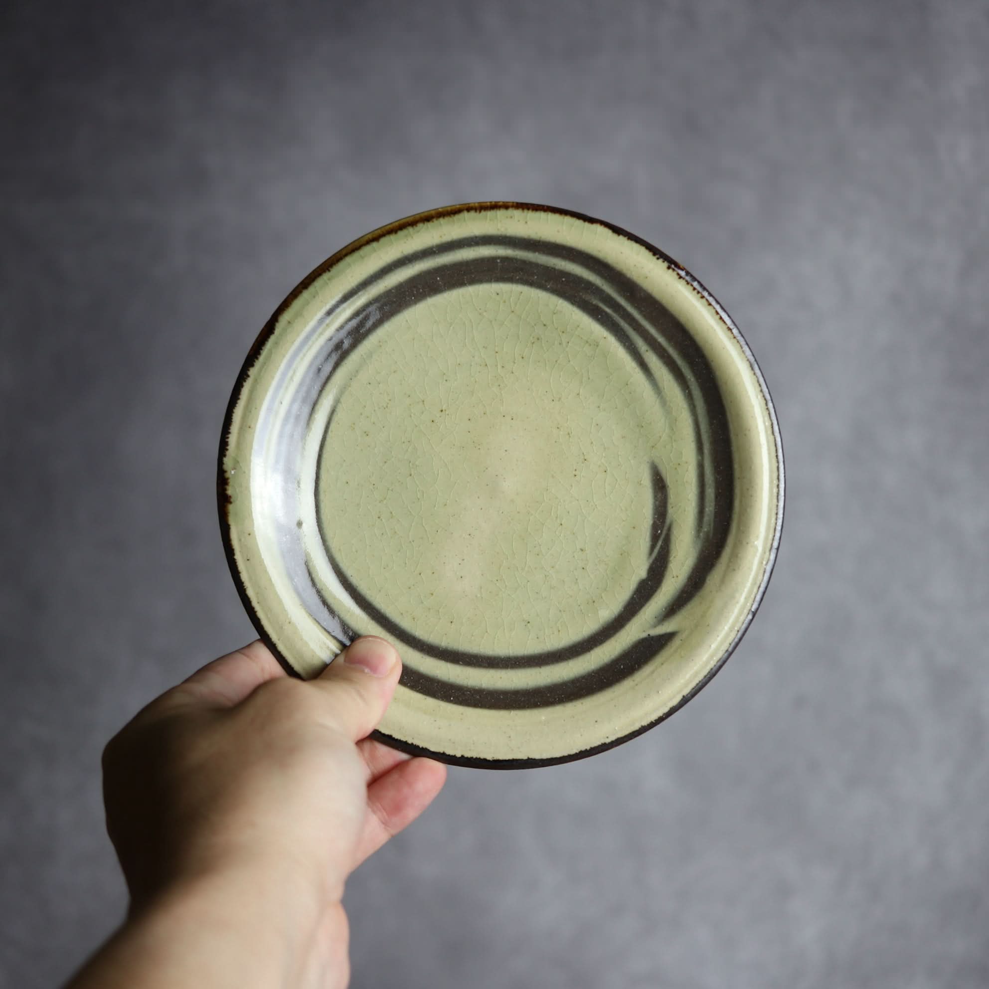 5寸皿1 灰釉 指描 やちむん 陶器 陶と厨子甕 ひ窯 やちむん 陶器.
