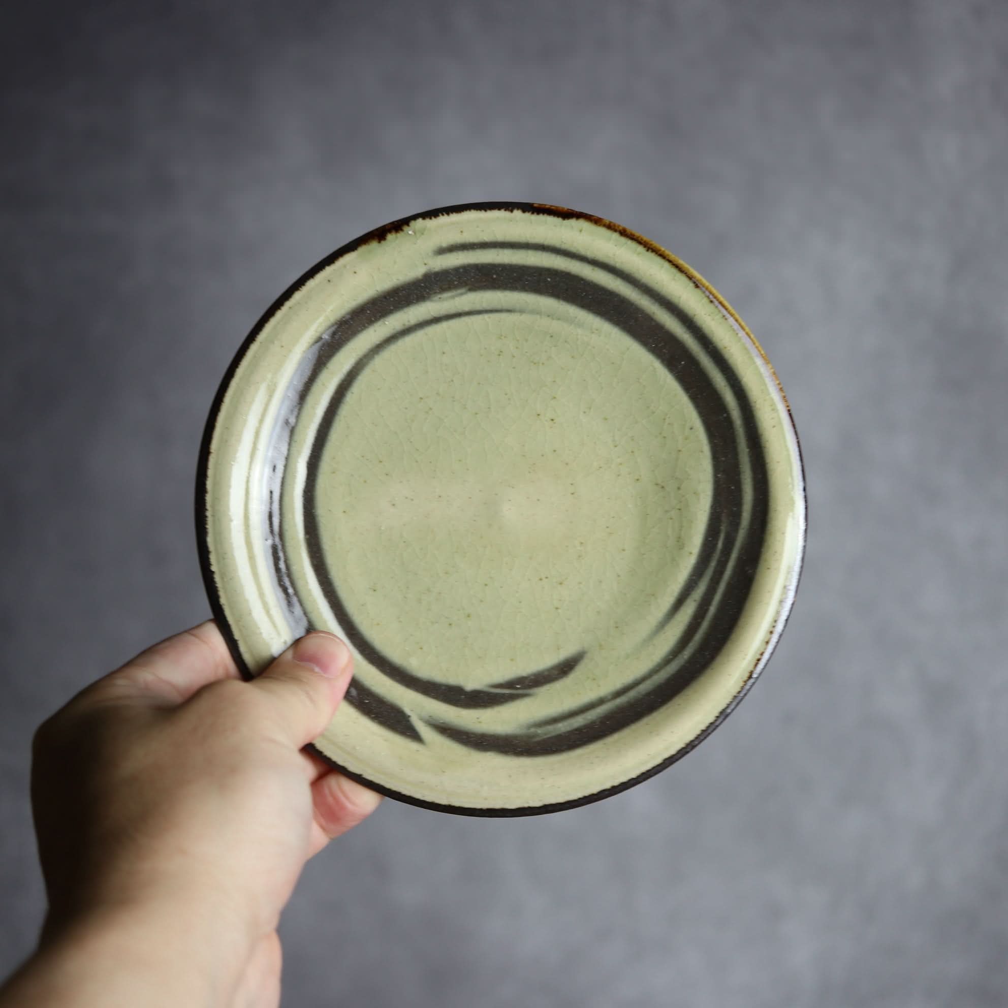5寸皿1 灰釉 指描 やちむん 陶器 陶と厨子甕 ひ窯 やちむん 陶器.