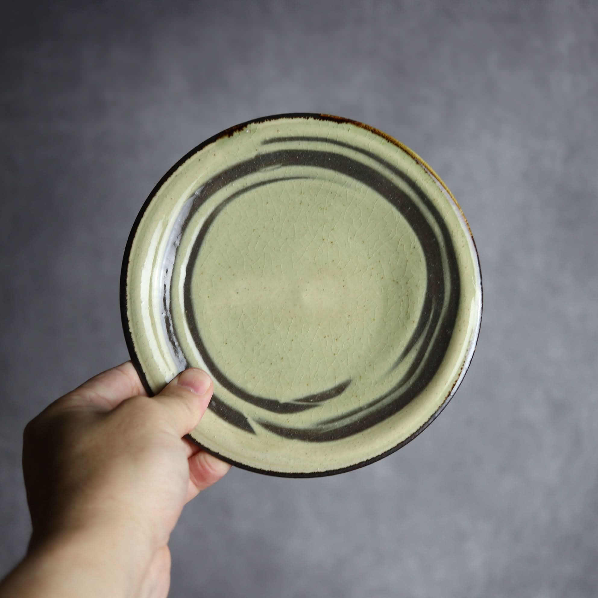 5寸皿1 灰釉 指描 やちむん 陶器 陶と厨子甕 ひ窯 やちむん 陶器.