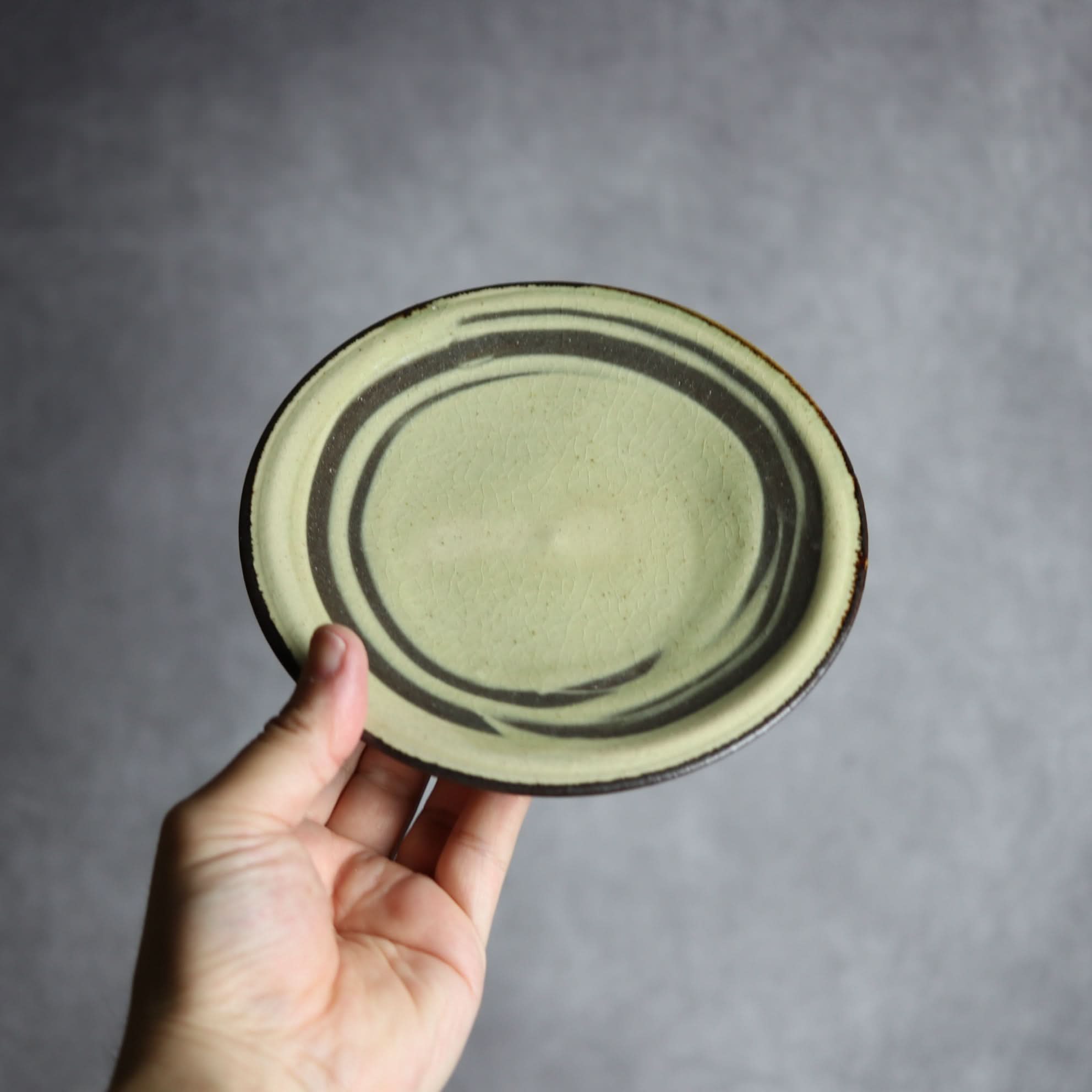 5寸皿1 灰釉 指描 やちむん 陶器 陶と厨子甕 ひ窯 やちむん 陶器.