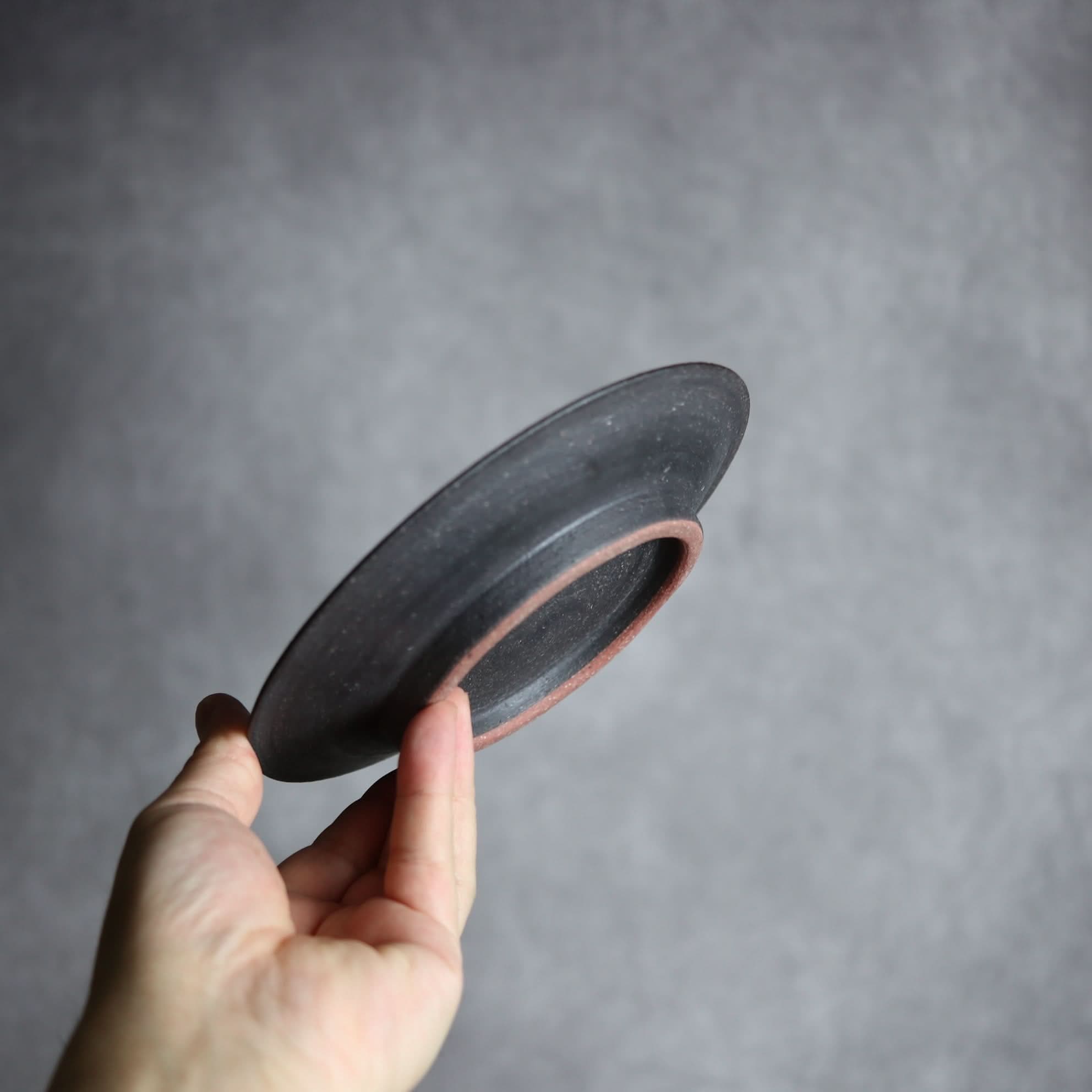 5寸皿1 灰釉 指描 やちむん 陶器 陶と厨子甕 ひ窯 やちむん 陶器.