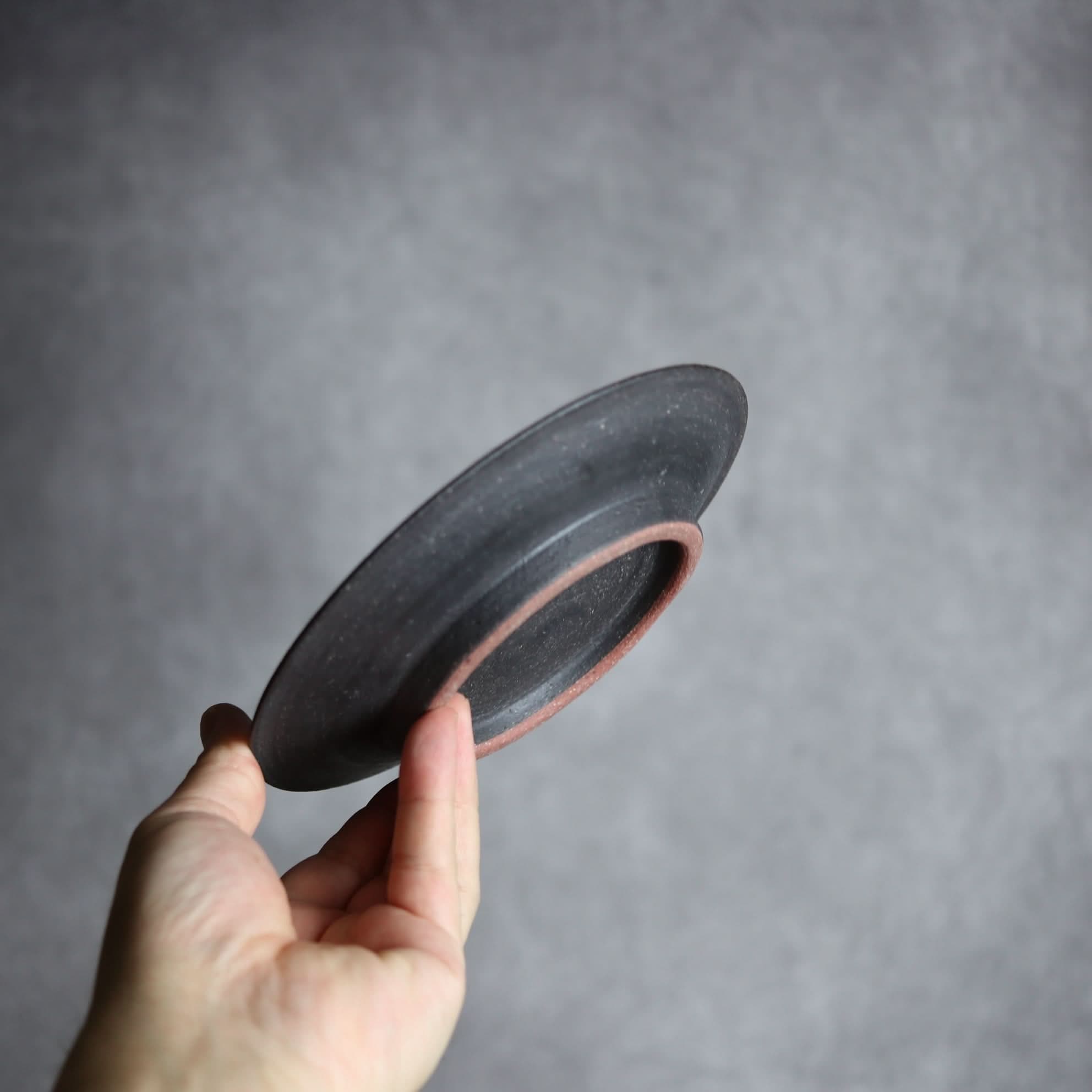 5寸皿1 灰釉 指描 やちむん 陶器 陶と厨子甕 ひ窯 やちむん 陶器.