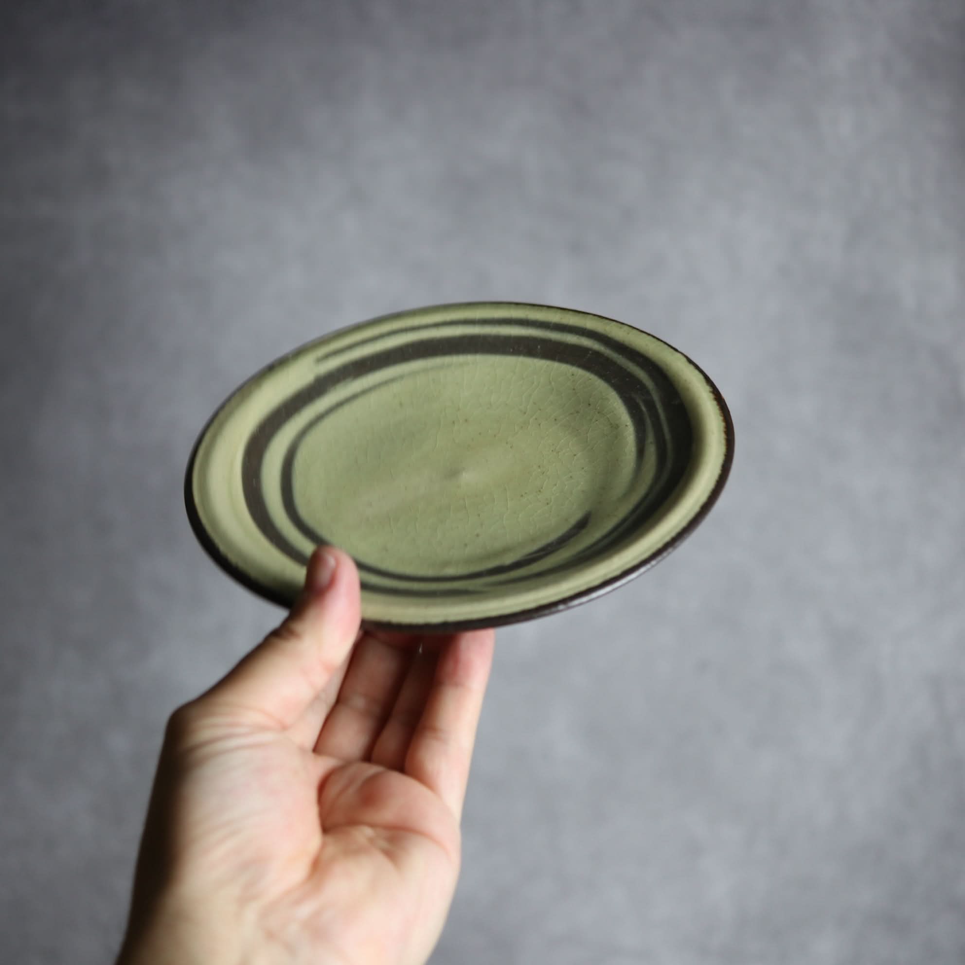 5寸皿1 灰釉 指描 やちむん 陶器 陶と厨子甕 ひ窯 やちむん 陶器.