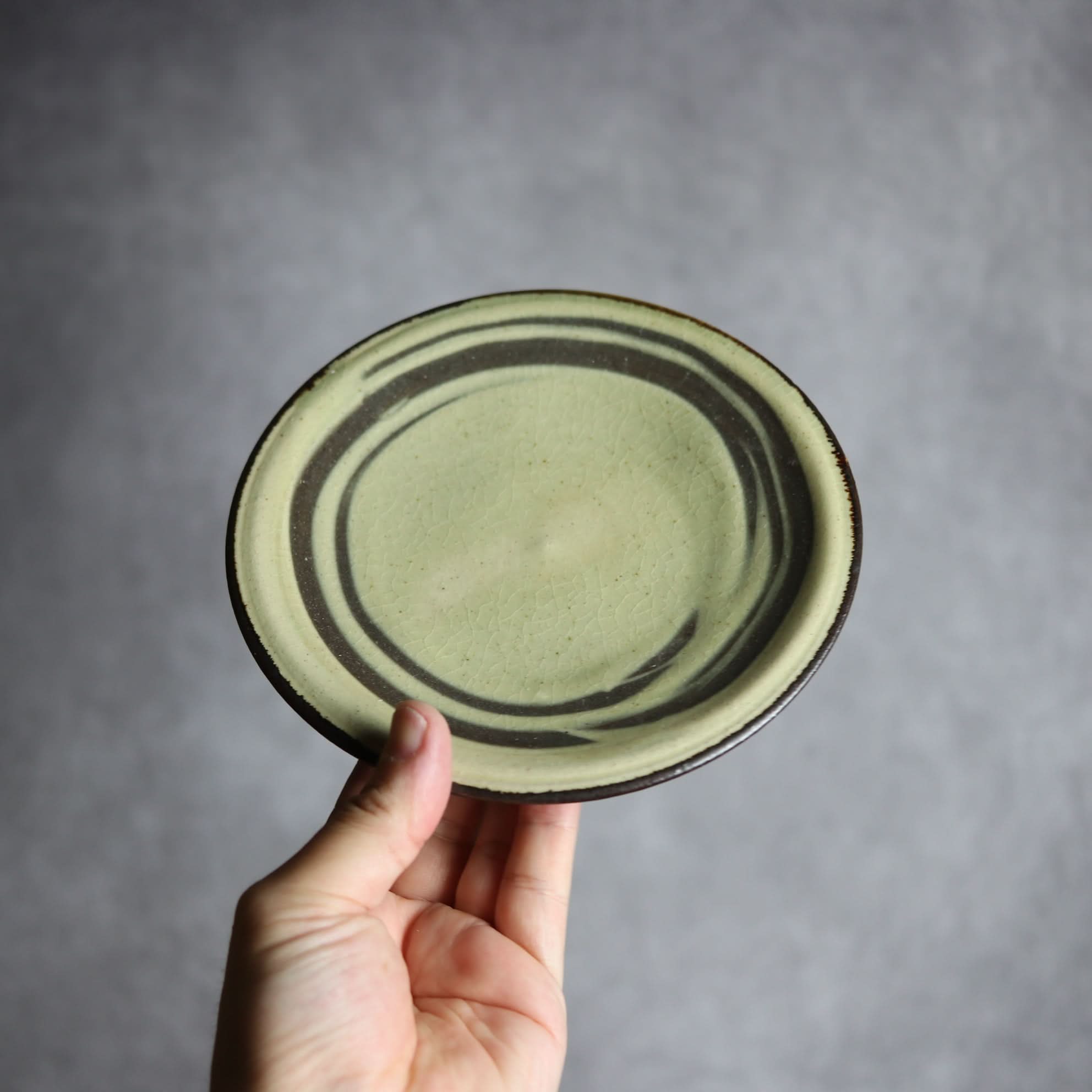 5寸皿1 灰釉 指描 やちむん 陶器 陶と厨子甕 ひ窯 やちむん 陶器.
