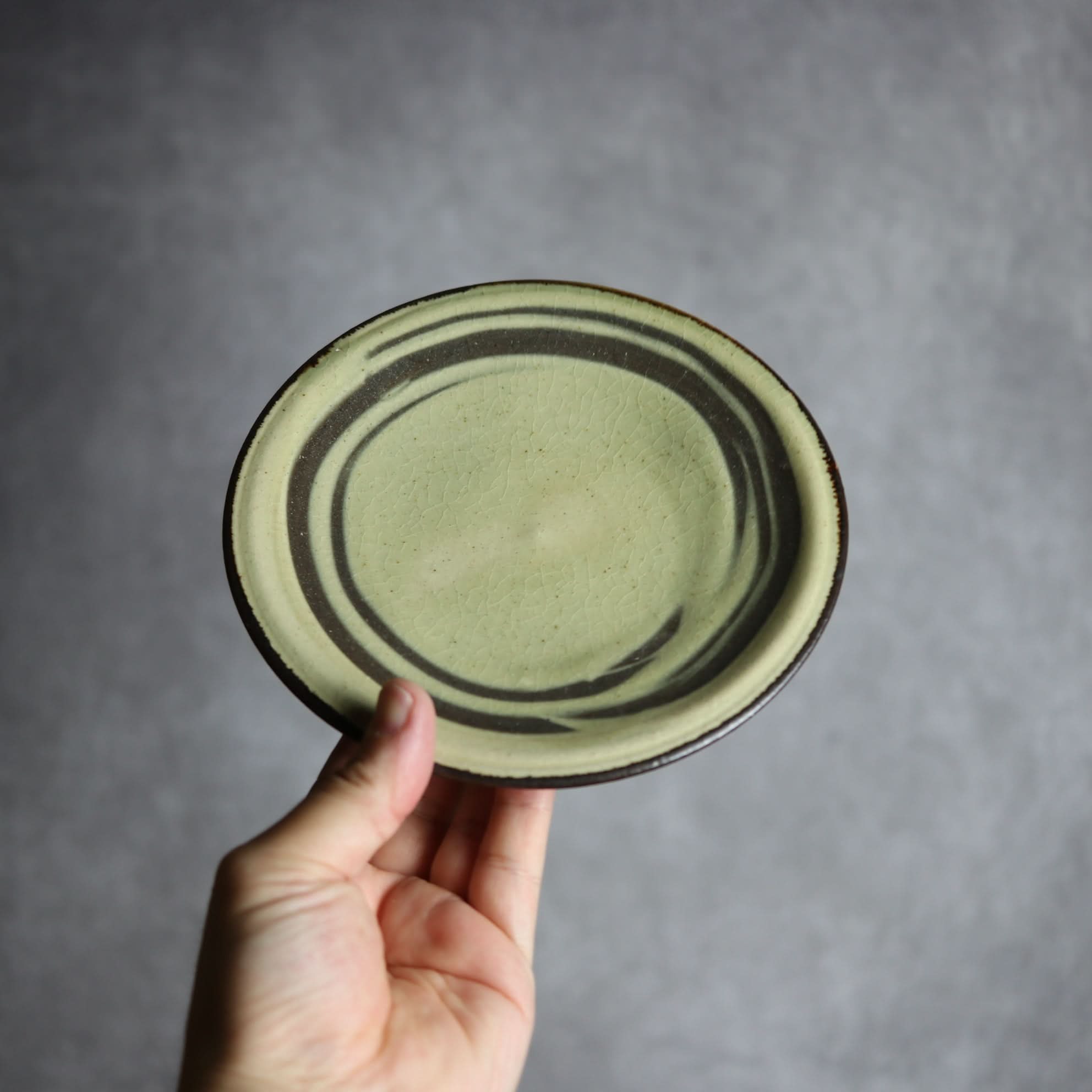 5寸皿1 灰釉 指描 やちむん 陶器 陶と厨子甕 ひ窯 やちむん 陶器.