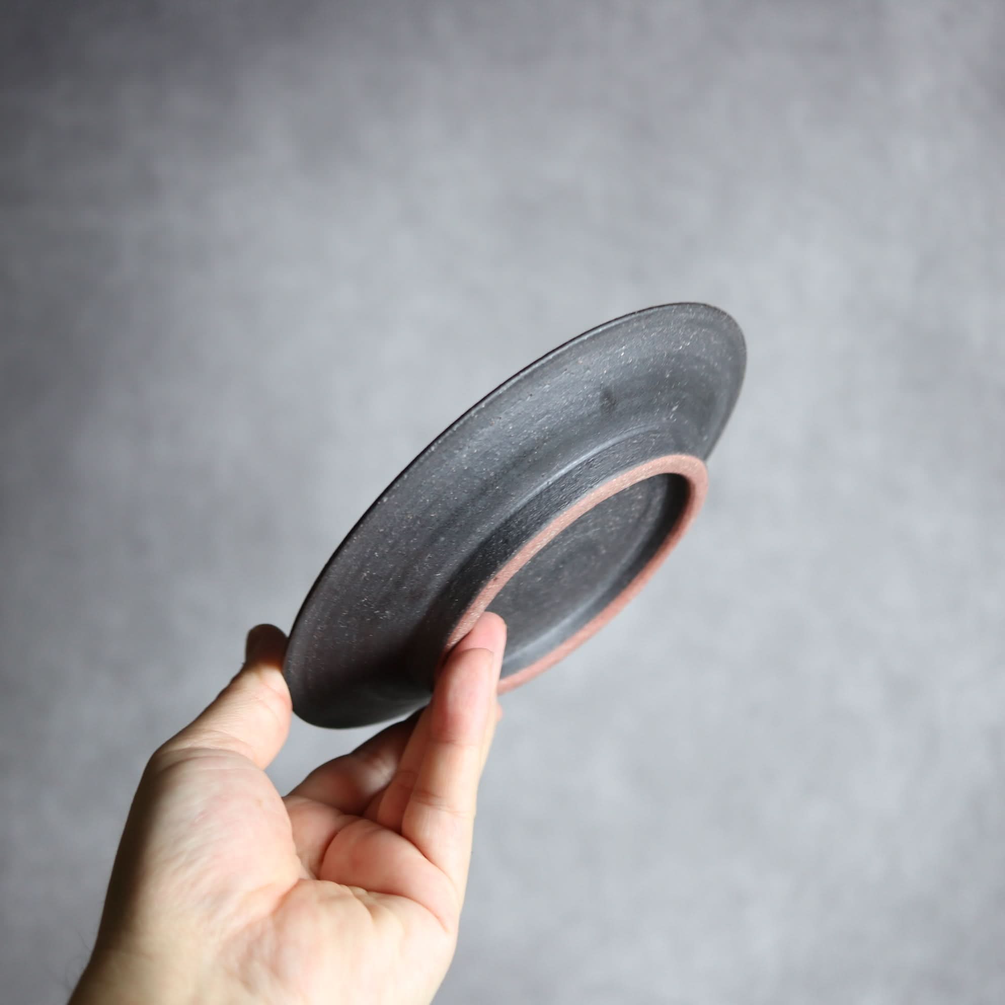 5寸皿1 灰釉 指描 やちむん 陶器 陶と厨子甕 ひ窯 やちむん 陶器.