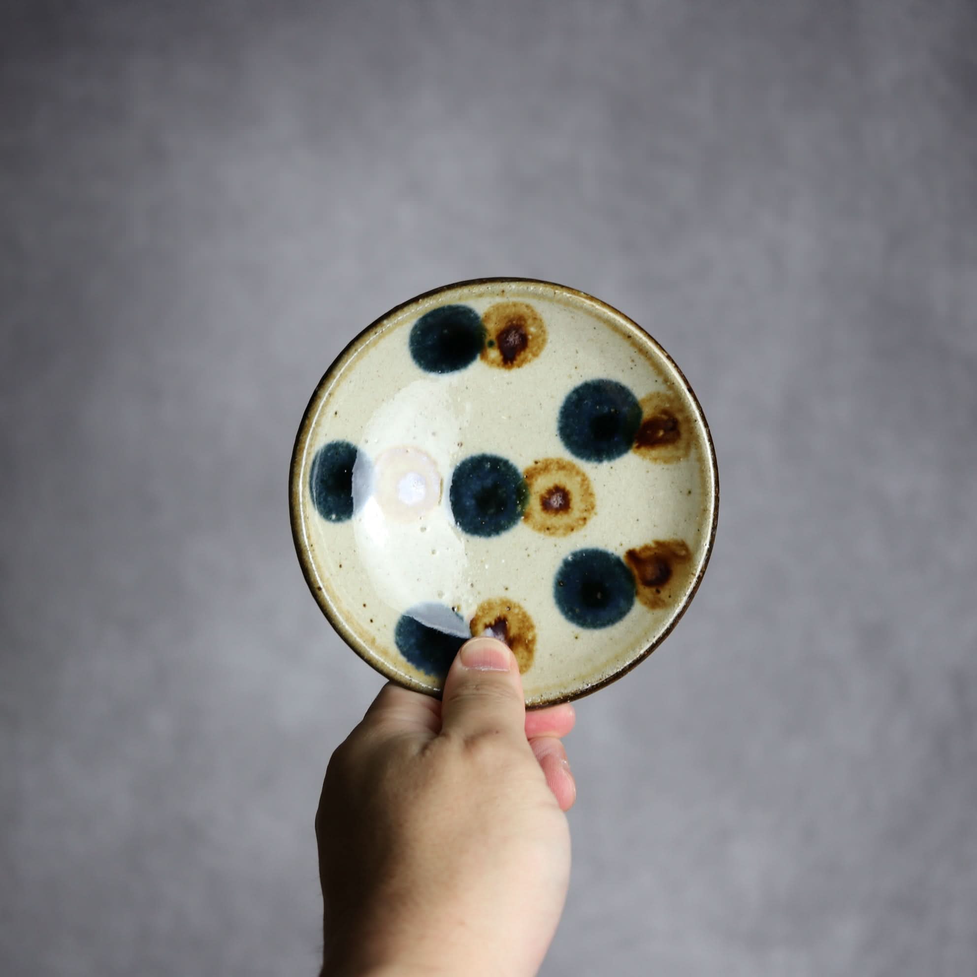 4寸皿 紺 茶 ドット やちむん 陶器 陶芸こまがた やちむん 陶器.