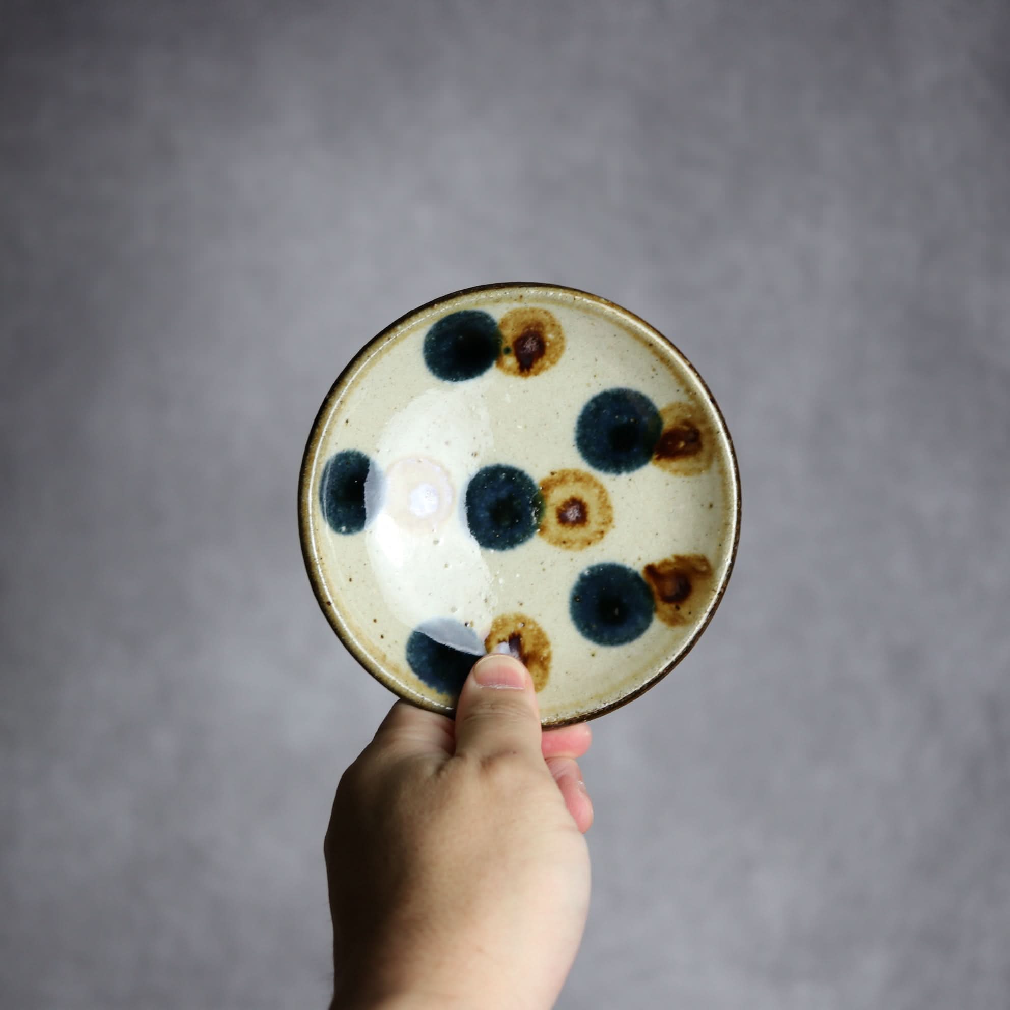 4寸皿 紺 茶 ドット やちむん 陶器 陶芸こまがた やちむん 陶器.