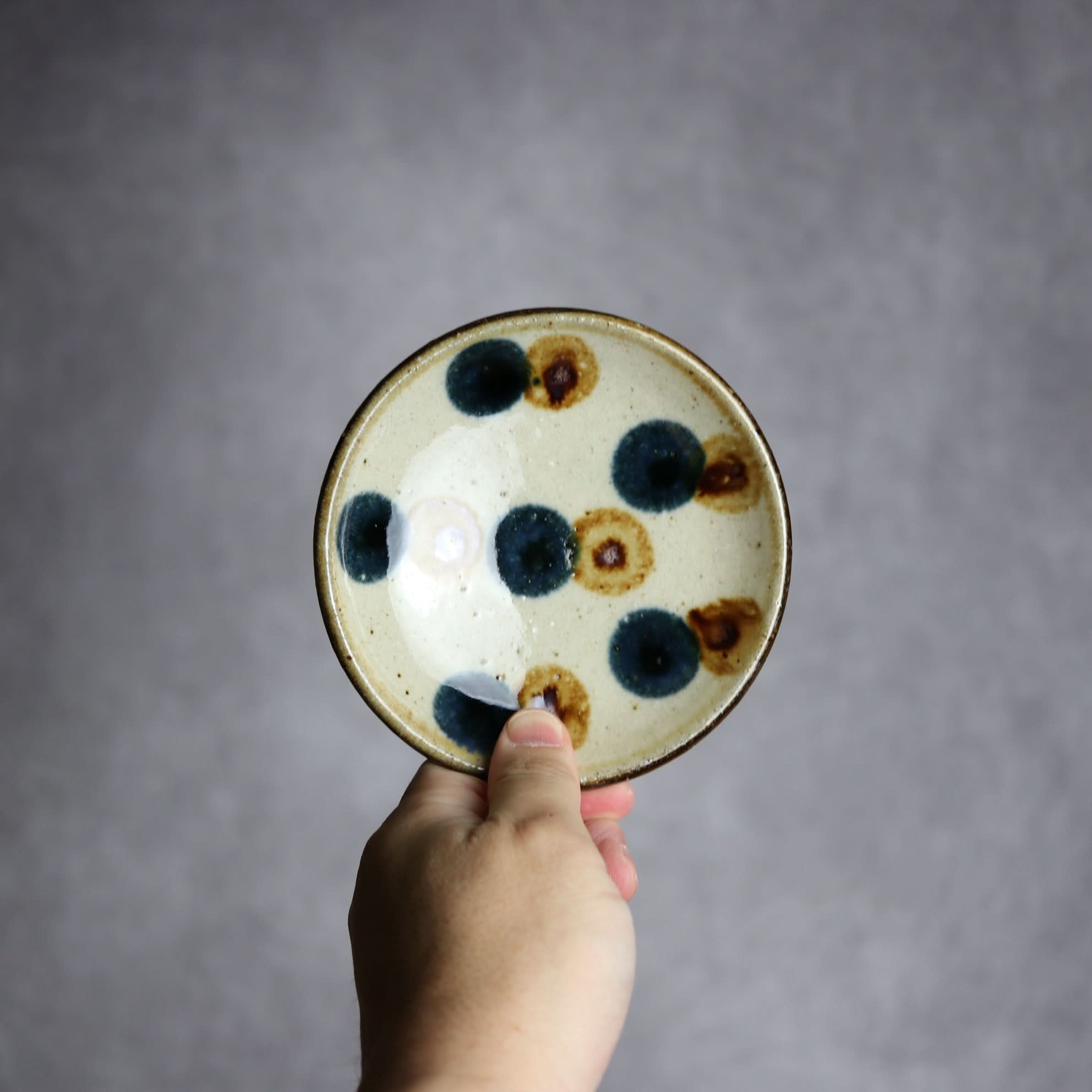 4寸皿 紺 茶 ドット やちむん 陶器 陶芸こまがた やちむん 陶器.