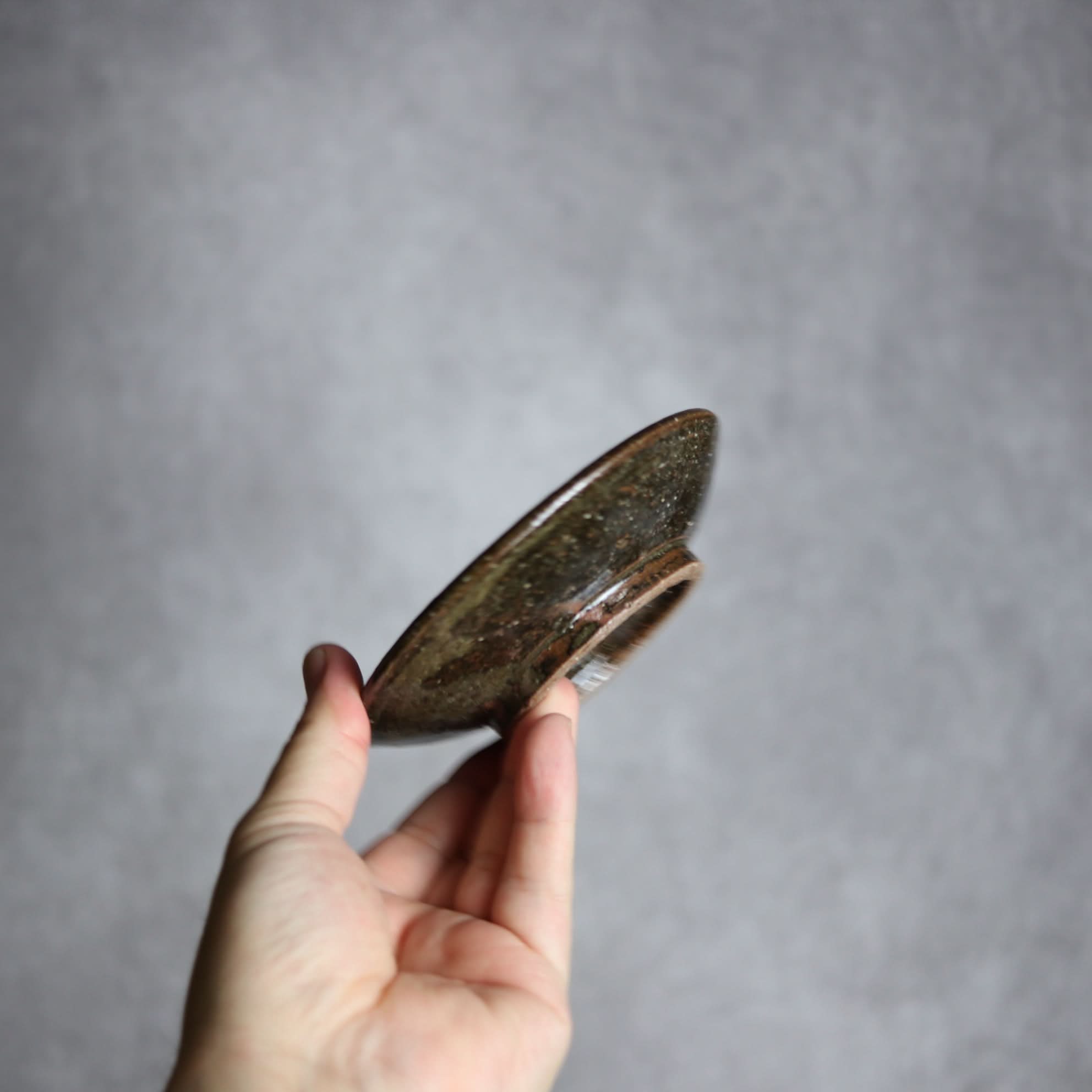 4寸皿 紺 茶 ドット やちむん 陶器 陶芸こまがた やちむん 陶器.