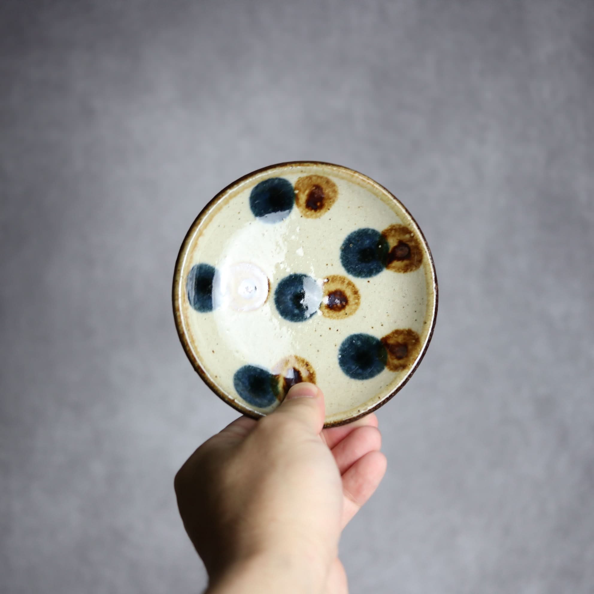 4寸皿 紺 茶 ドット やちむん 陶器 陶芸こまがた やちむん 陶器.