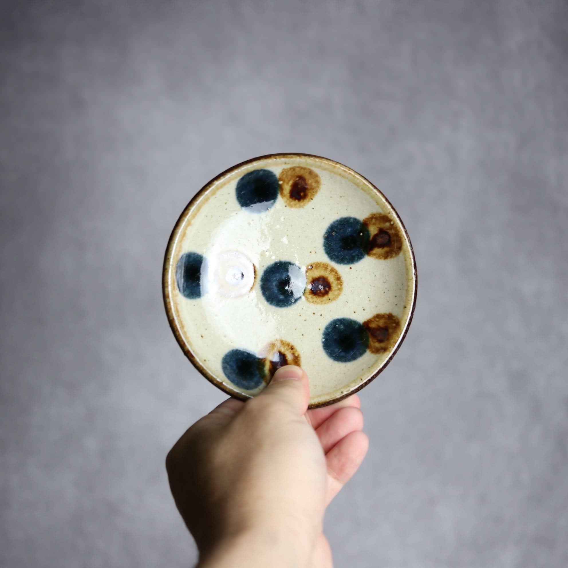 4寸皿 紺 茶 ドット やちむん 陶器 陶芸こまがた やちむん 陶器.