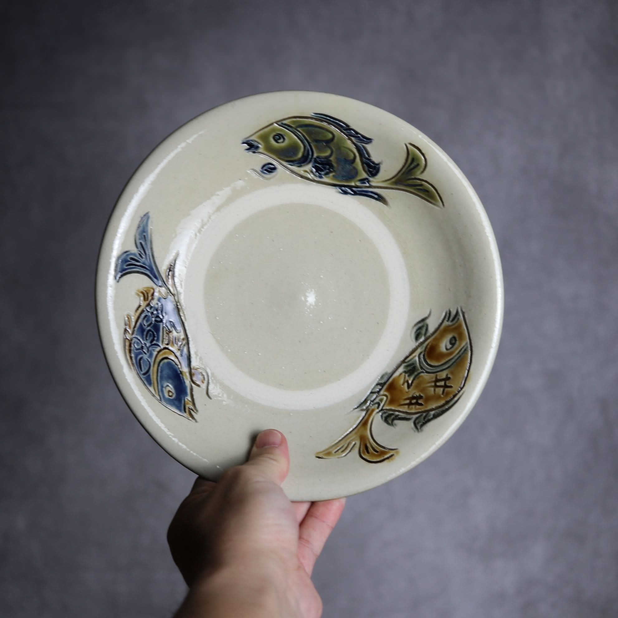 7寸皿1 三彩 線彫 魚紋 やちむん 陶器 茂生窯 陶器.
