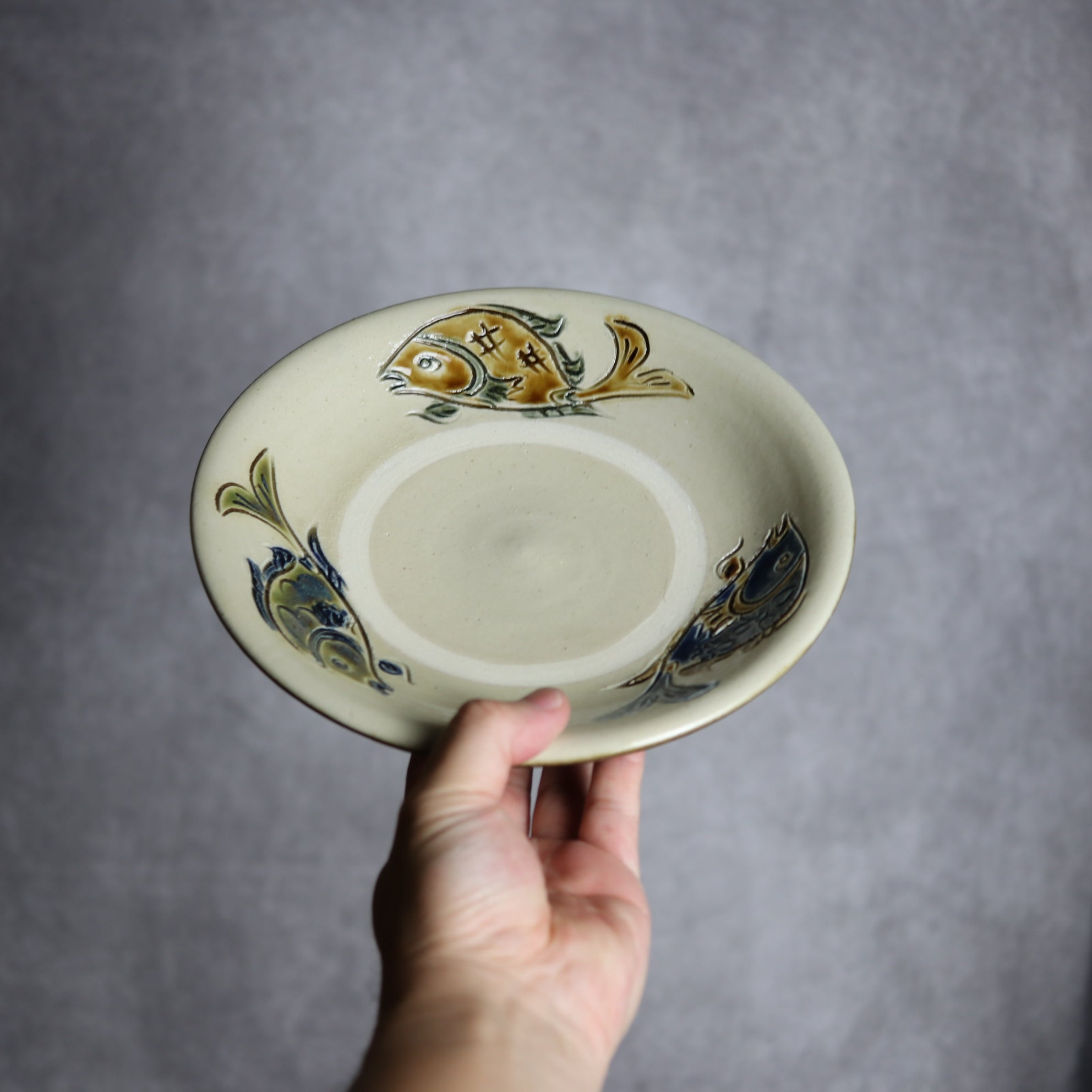 茂生窯 - 7寸皿1 三彩 線彫 魚紋 やちむん 陶器 茂生窯 - mundasui