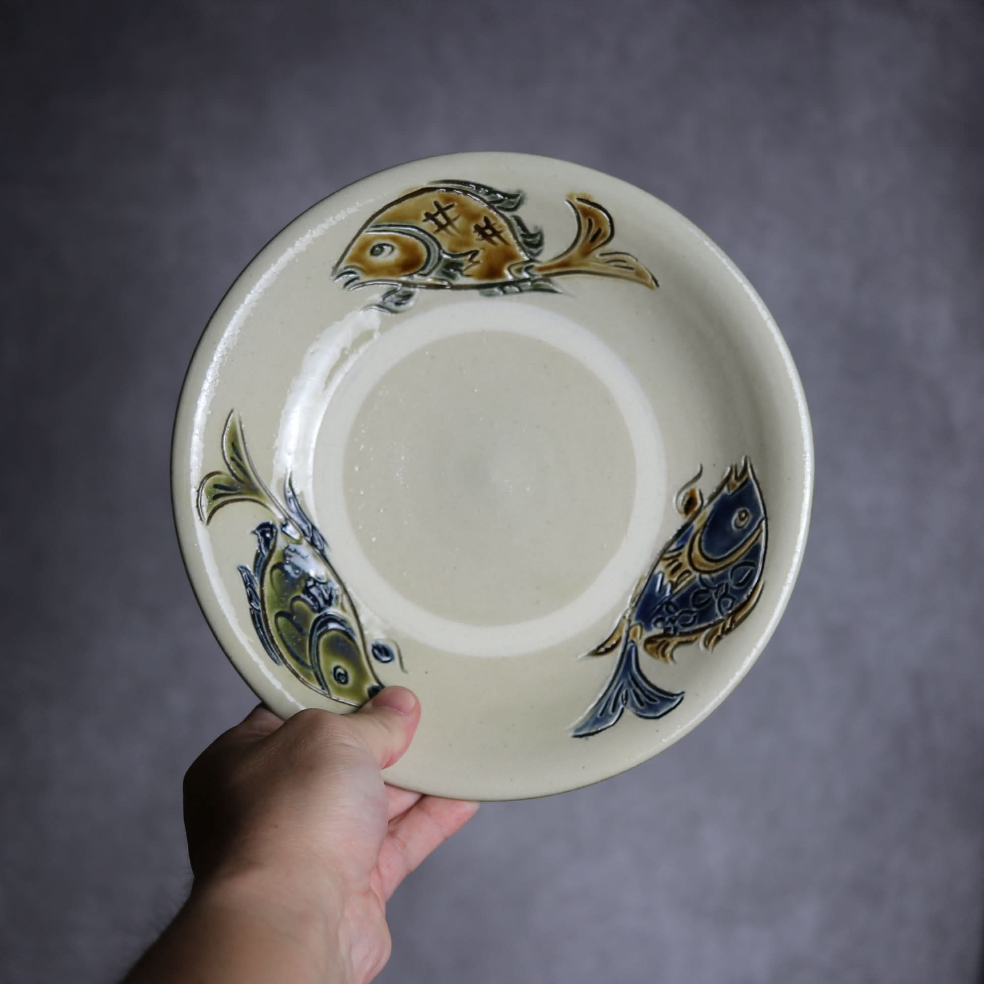 7寸皿1 三彩 線彫 魚紋 やちむん 陶器 茂生窯 陶器.