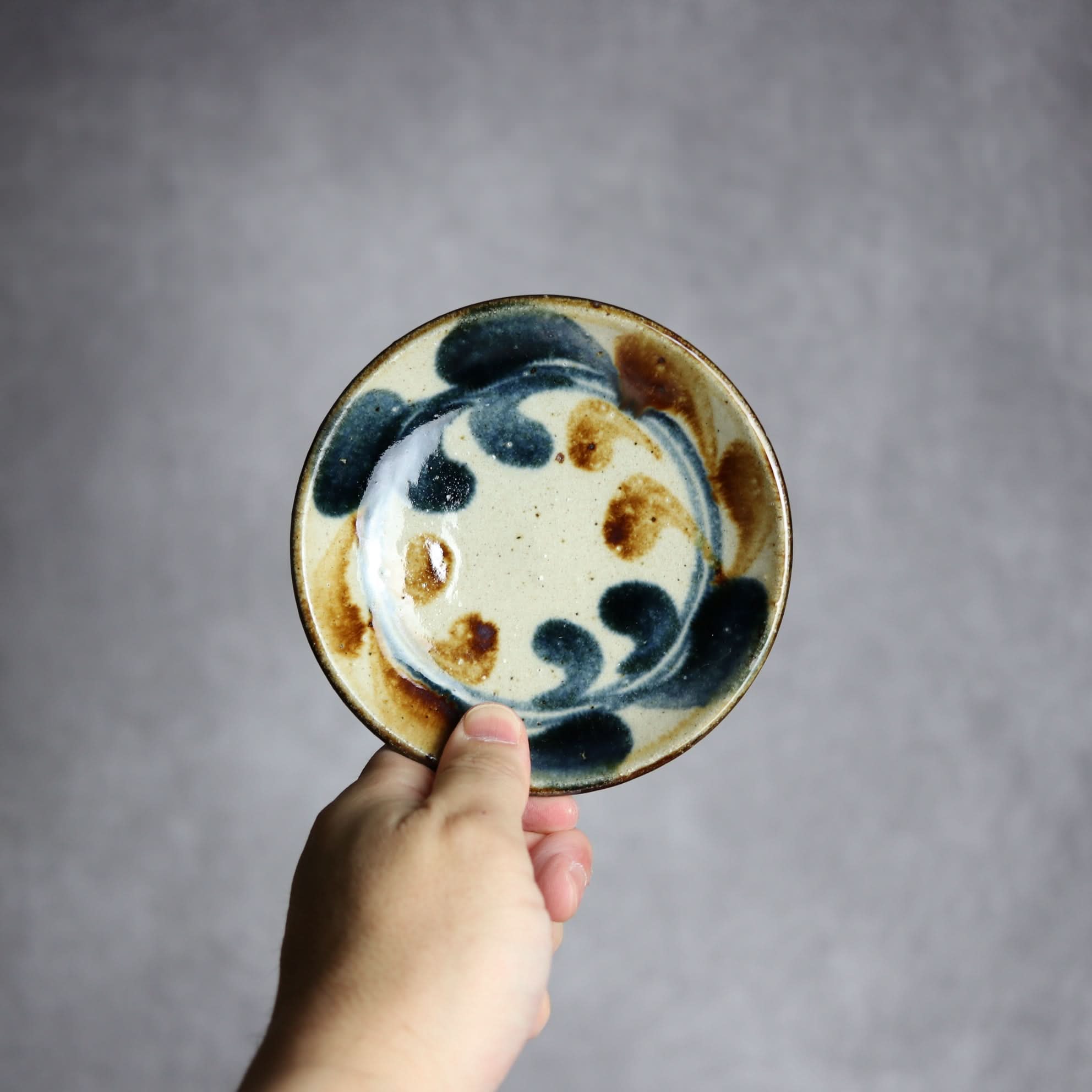 4寸皿 紺 茶 デイゴ やちむん 陶器 陶芸こまがた やちむん 陶器.