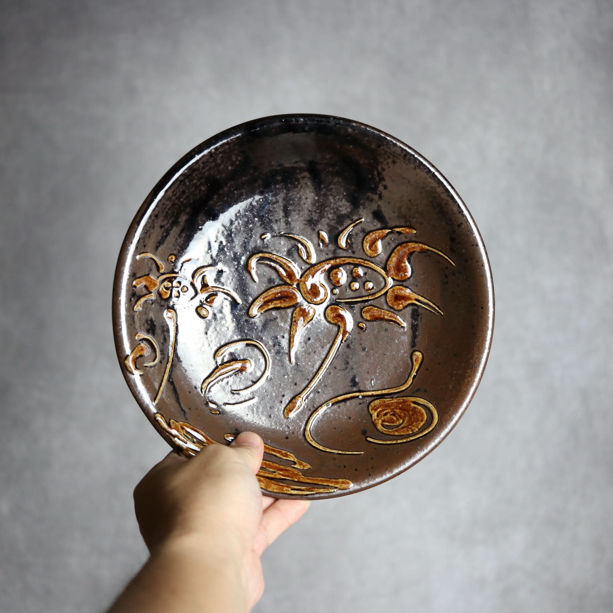 7寸皿1 飴釉 イッチン 花 やちむん 陶器 茂生窯 陶器.