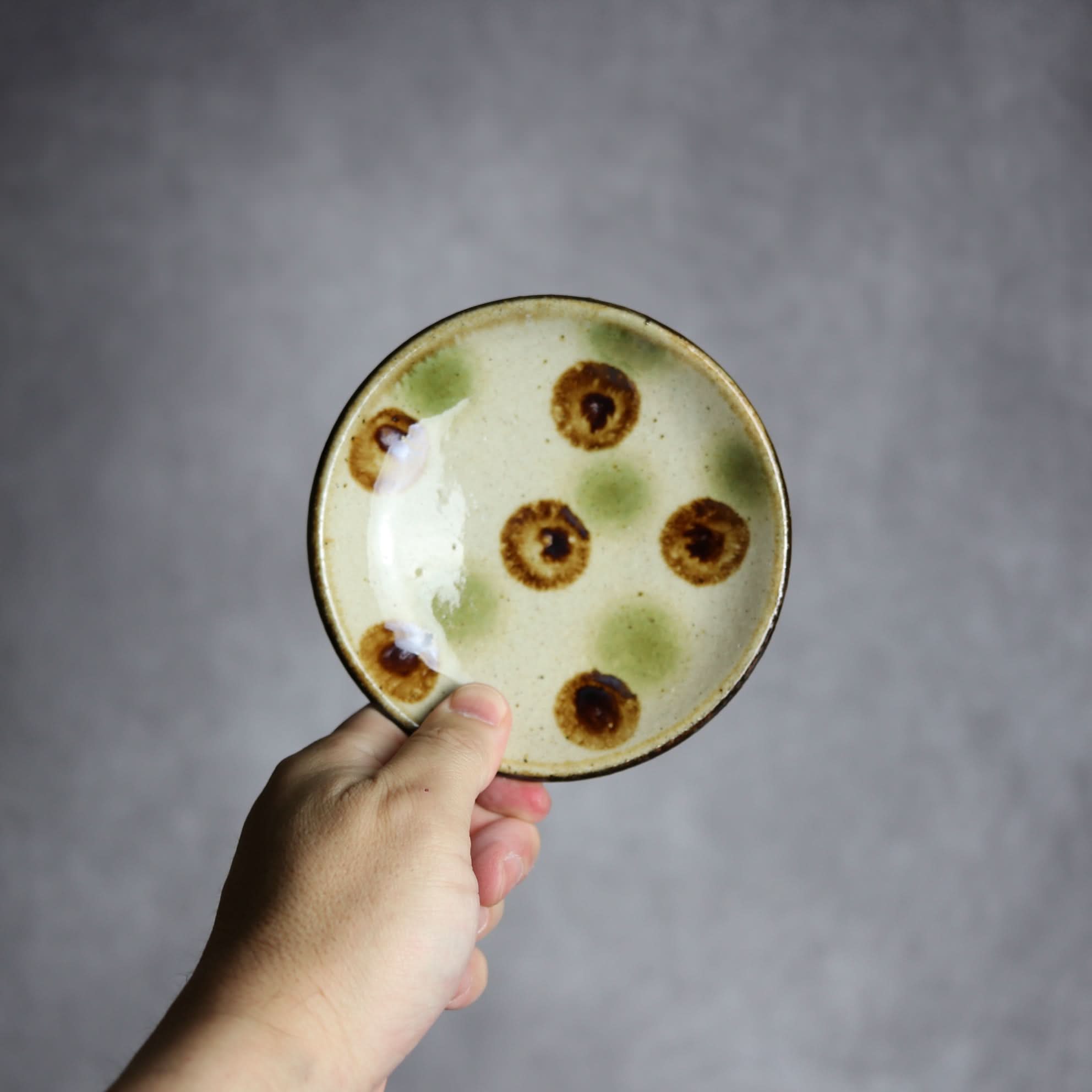 4寸皿 緑 茶 ドット やちむん 陶器 陶芸こまがた やちむん 陶器.
