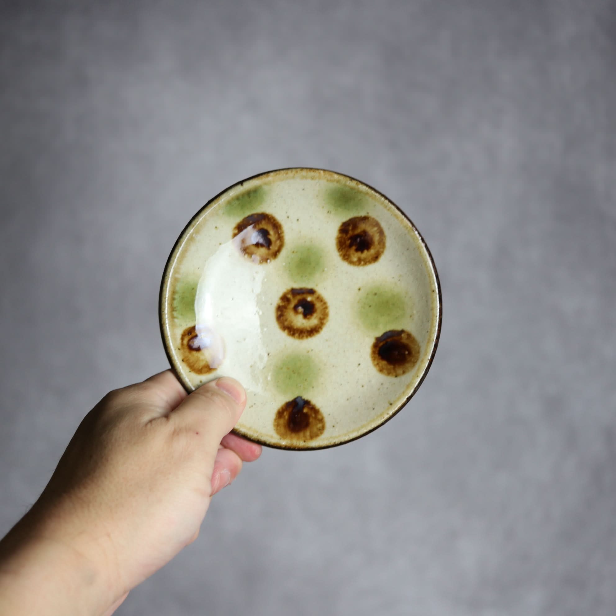 4寸皿 緑 茶 ドット やちむん 陶器 陶芸こまがた やちむん 陶器.