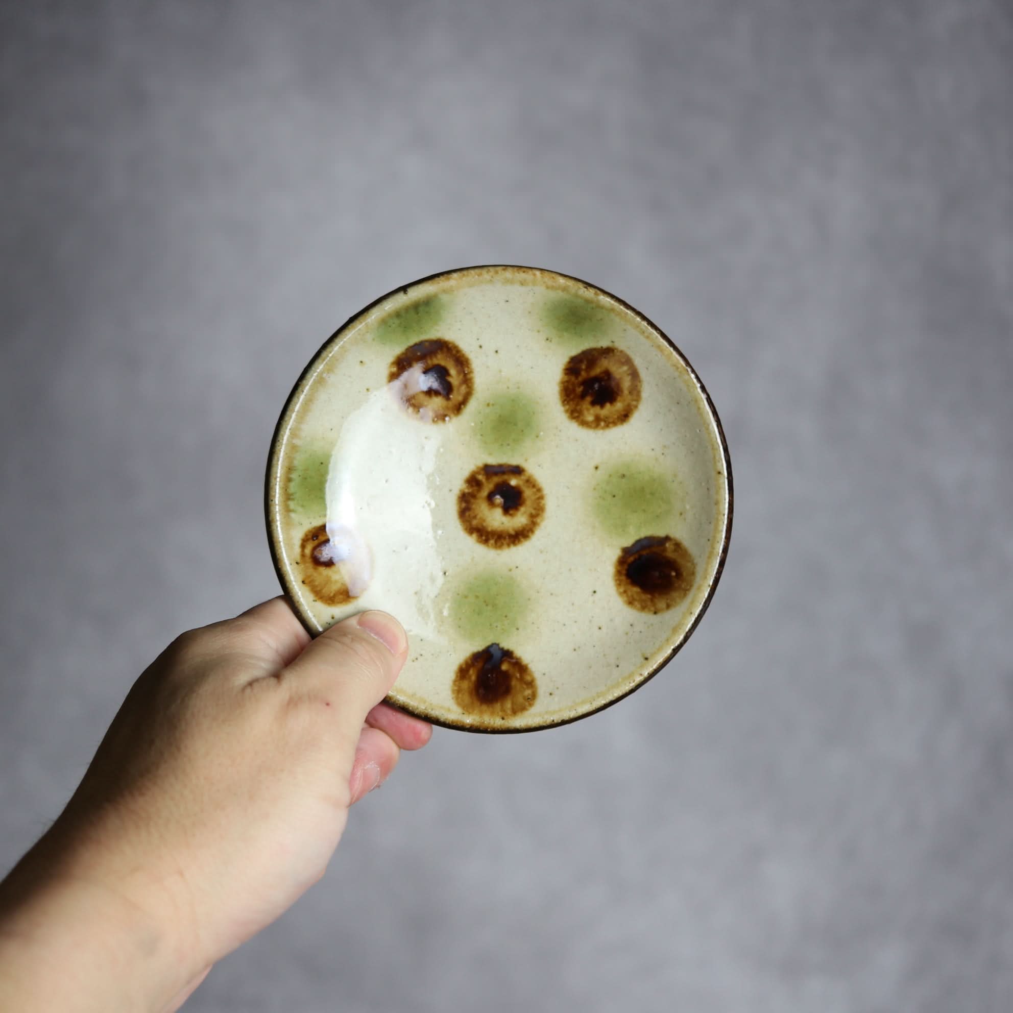 4寸皿 緑 茶 ドット やちむん 陶器 陶芸こまがた やちむん 陶器.