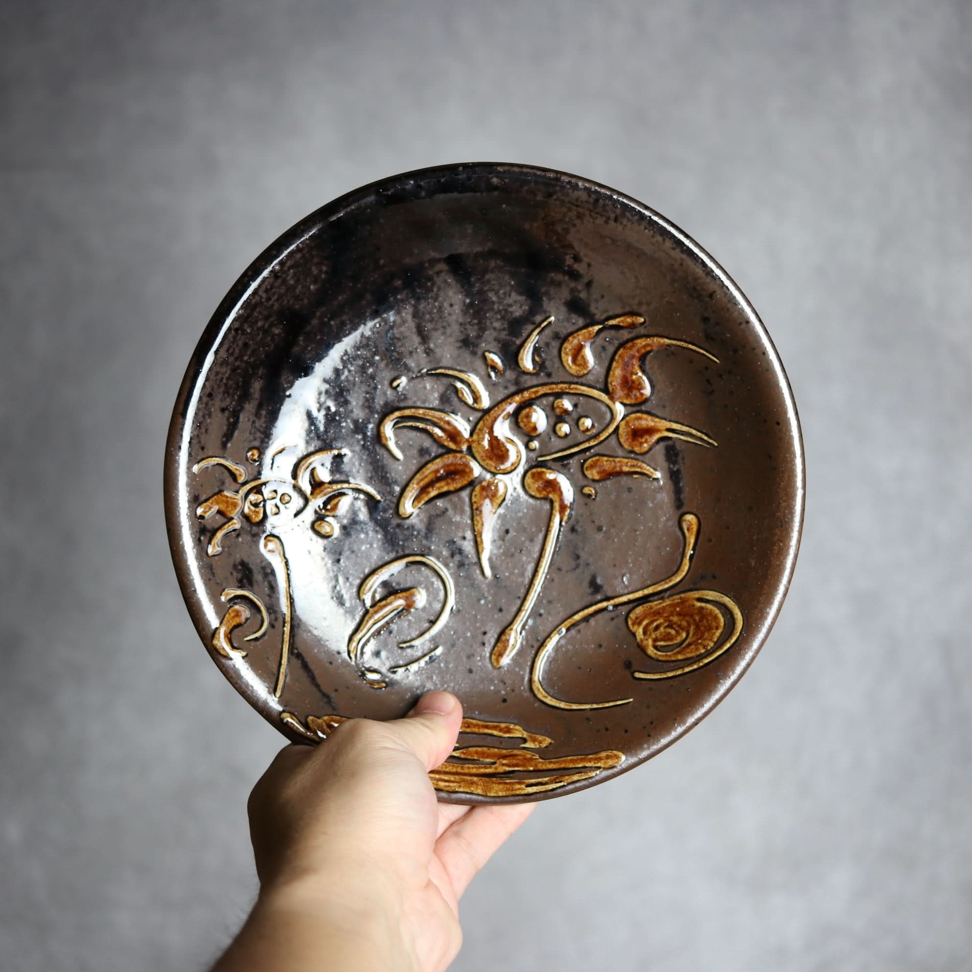 7寸皿1 飴釉 イッチン 花 やちむん 陶器 茂生窯 陶器.