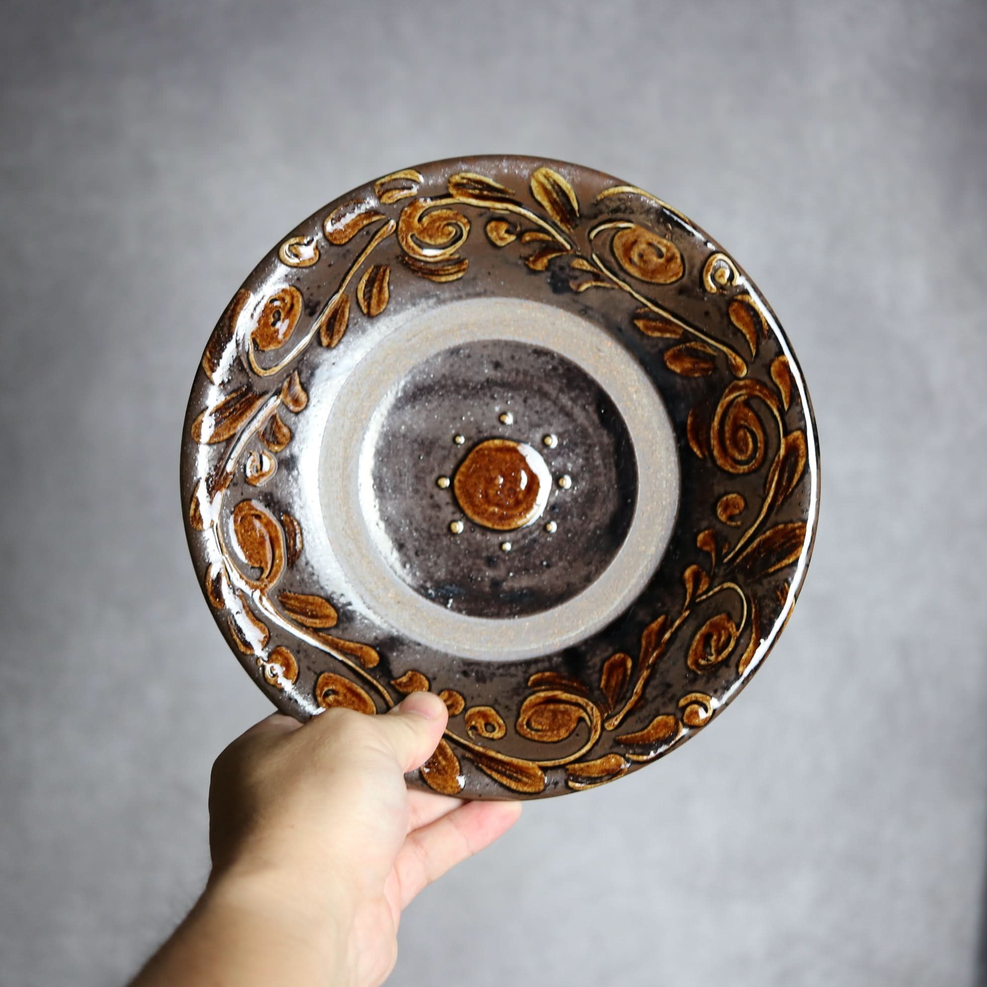 7寸皿1 飴釉 イッチン 唐草 やちむん 陶器 茂生窯 陶器.
