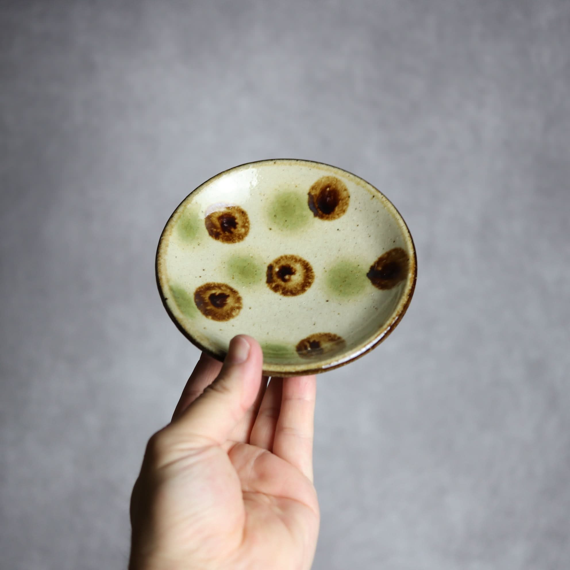 4寸皿 緑 茶 ドット やちむん 陶器 陶芸こまがた やちむん 陶器.