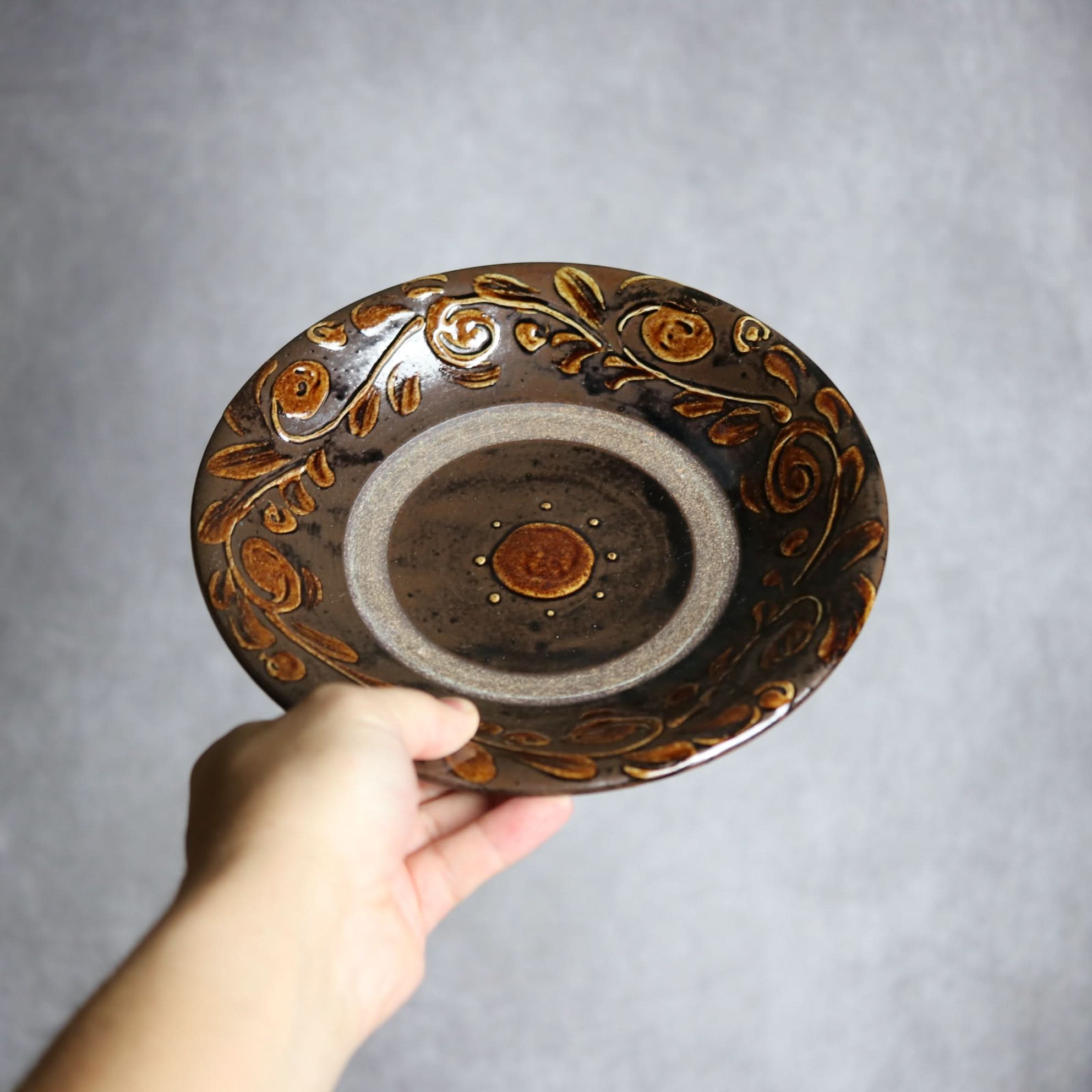 7寸皿1 飴釉 イッチン 唐草 やちむん 陶器 茂生窯 陶器.