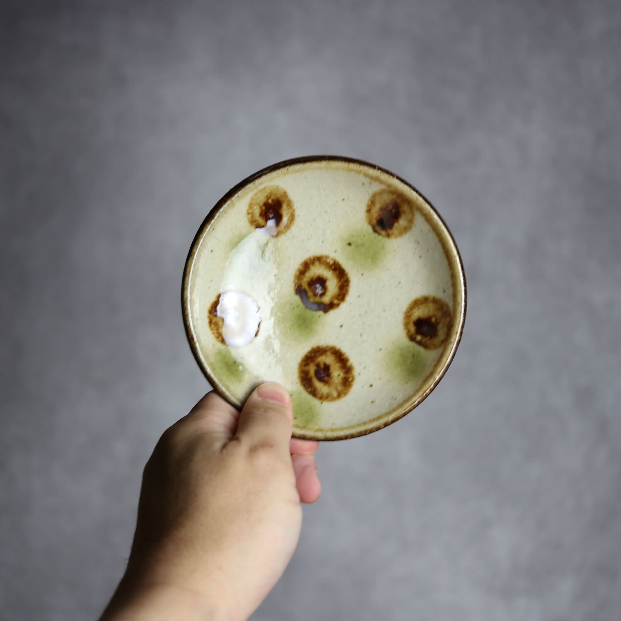 4寸皿 緑 茶 ドット やちむん 陶器 陶芸こまがた やちむん 陶器.