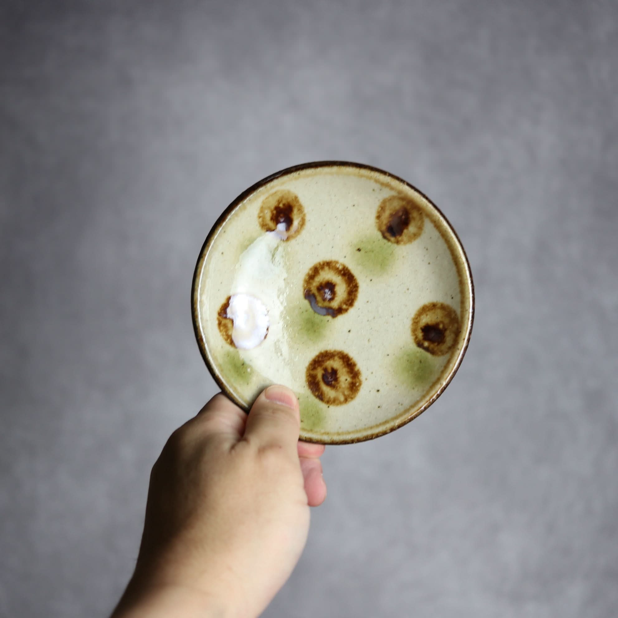 4寸皿 緑 茶 ドット やちむん 陶器 陶芸こまがた やちむん 陶器.