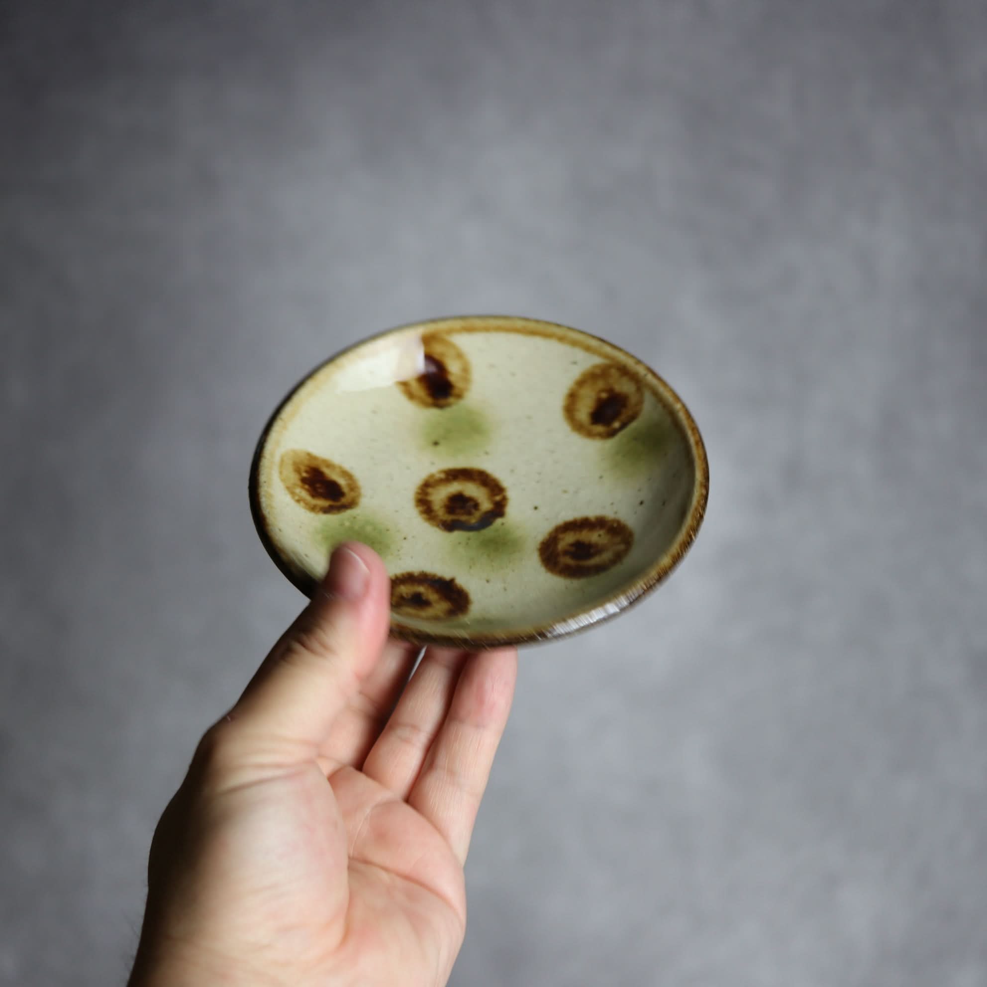 4寸皿 緑 茶 ドット やちむん 陶器 陶芸こまがた やちむん 陶器.